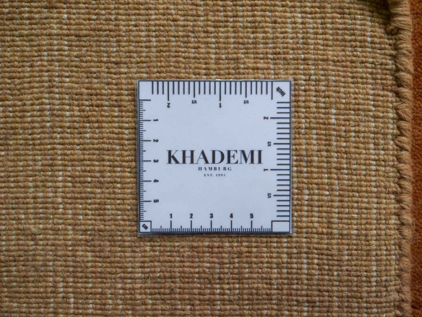 Moderner, Handloom Gabbeh Orientteppich von Khademi aus Wolle, orange. Einfarbiges Uni-Design. Produziert in Indien. Größe: 171x120cm. Teppichnummer: KB4-1569. Verkauf durch Jupiter Intl.