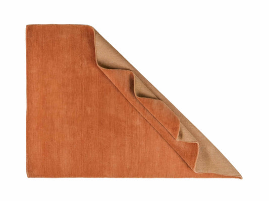 Moderner, Handloom Gabbeh Orientteppich von Khademi aus Wolle, orange. Einfarbiges Uni-Design. Produziert in Indien. Größe: 171x120cm. Teppichnummer: KB4-1569. Verkauf durch Jupiter Intl.