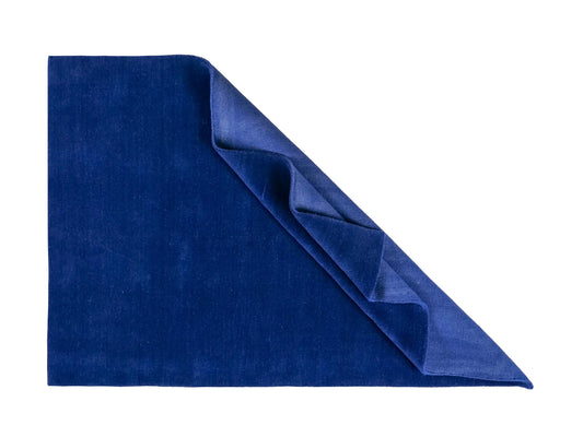 Moderner, Handloom Gabbeh Orientteppich von Khademi aus Wolle, blau. Einfarbiges Uni-Design. Produziert in Indien. Größe: 176x121cm. Teppichnummer: KB4-1580. Verkauf durch Jupiter Intl.