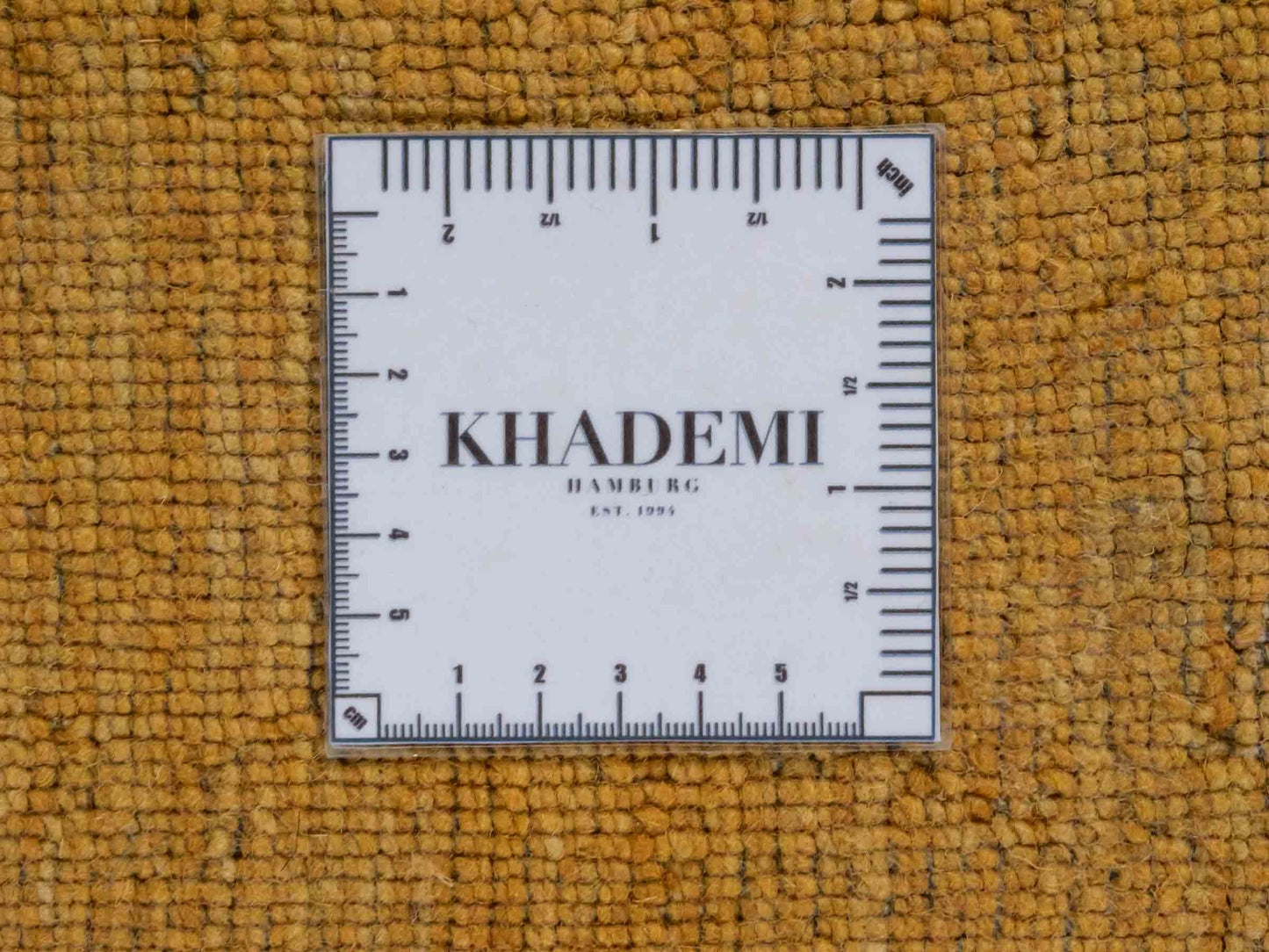 Moderner, Handloom Gabbeh Orientteppich von Khademi aus Wolle, gold. Einfarbiges Uni-Design. Produziert in Indien. Größe: 178x126cm. Teppichnummer: KB4-1573. Verkauf durch Jupiter Intl.