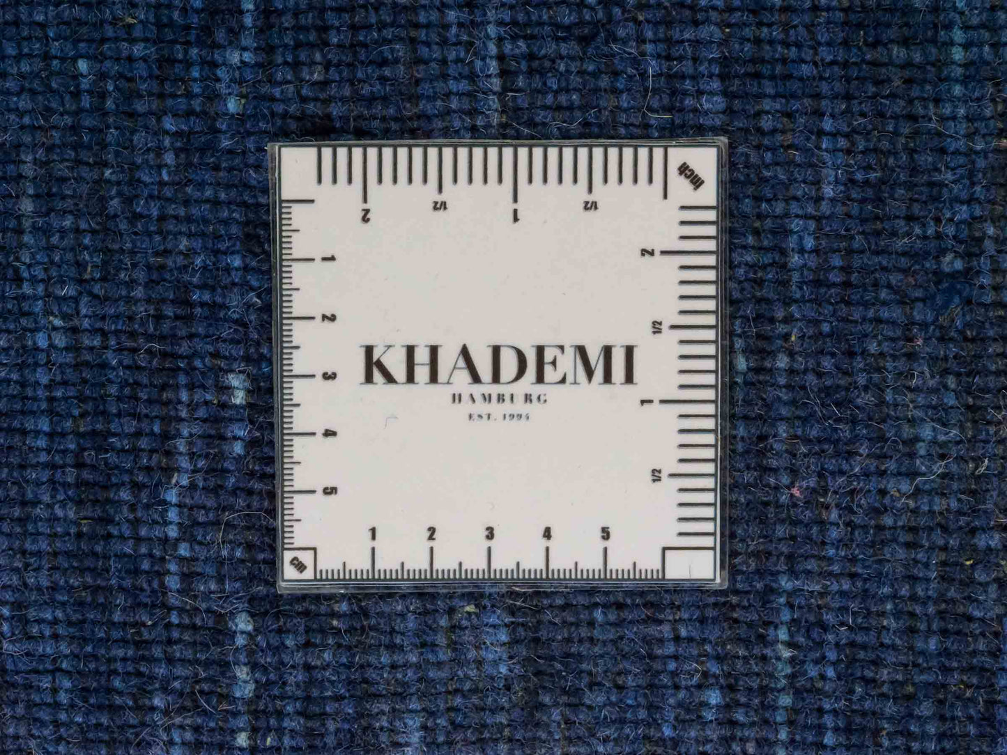 Moderner, Handloom Gabbeh Orientteppich von Khademi aus Wolle, blau. Einfarbiges Uni-Design. Produziert in Indien. Größe: 198x140cm. Teppichnummer: KB4-1590. Verkauf durch Jupiter Intl.