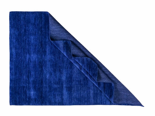 Moderner, Handloom Gabbeh Orientteppich von Khademi aus Wolle, blau. Einfarbiges Uni-Design. Produziert in Indien. Größe: 198x140cm. Teppichnummer: KB4-1590. Verkauf durch Jupiter Intl.