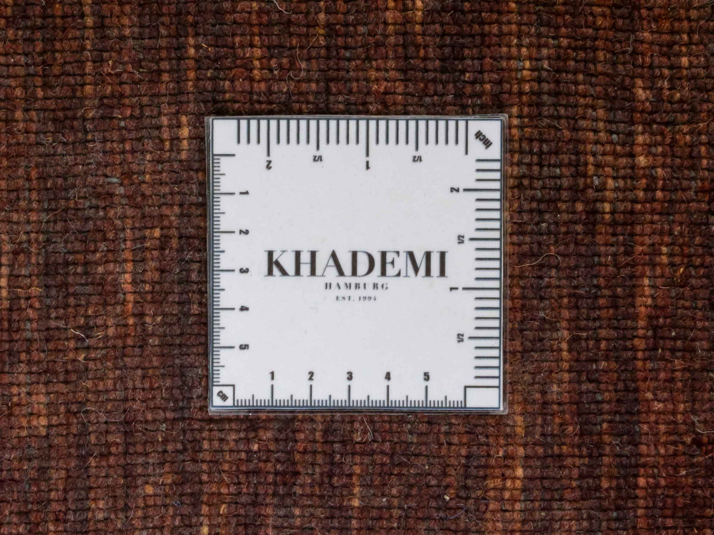 Moderner, Handloom Gabbeh Orientteppich von Khademi aus Wolle, braun. Einfarbiges Uni-Design. Produziert in Indien. Größe: 200x200cm. Teppichnummer: KB4-1596. Verkauf durch Jupiter Intl.