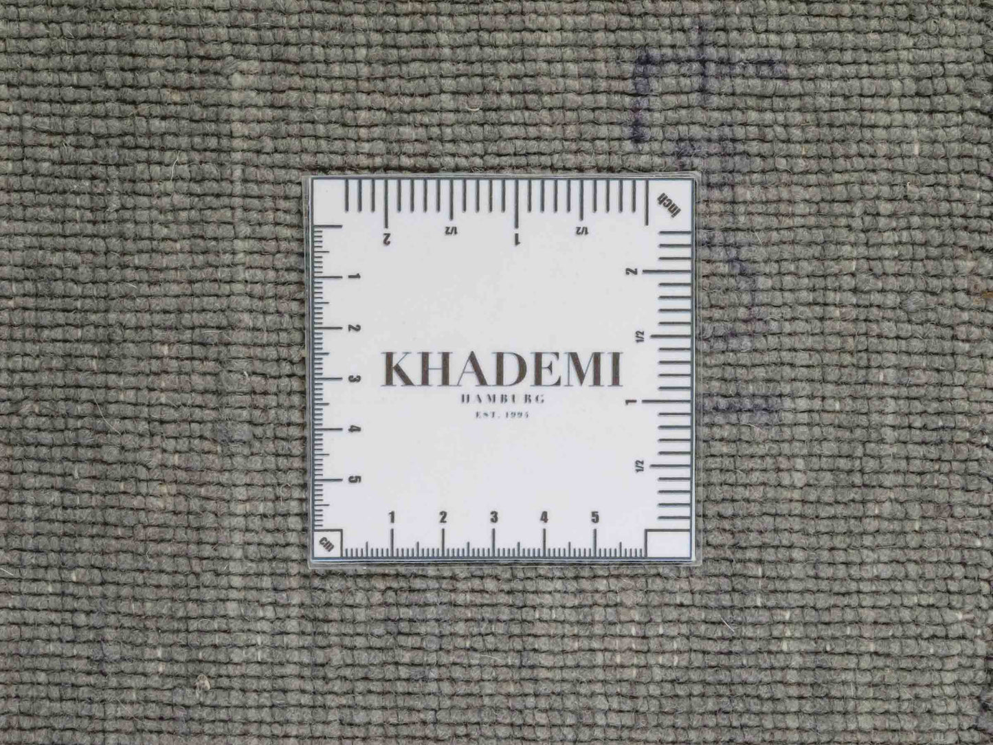 Moderner, Handloom Gabbeh Orientteppich von Khademi aus Wolle, grau. Einfarbiges Uni-Design. Produziert in Indien. Größe: 230x174cm. Teppichnummer: KB4-1611. Verkauf durch Jupiter Intl.