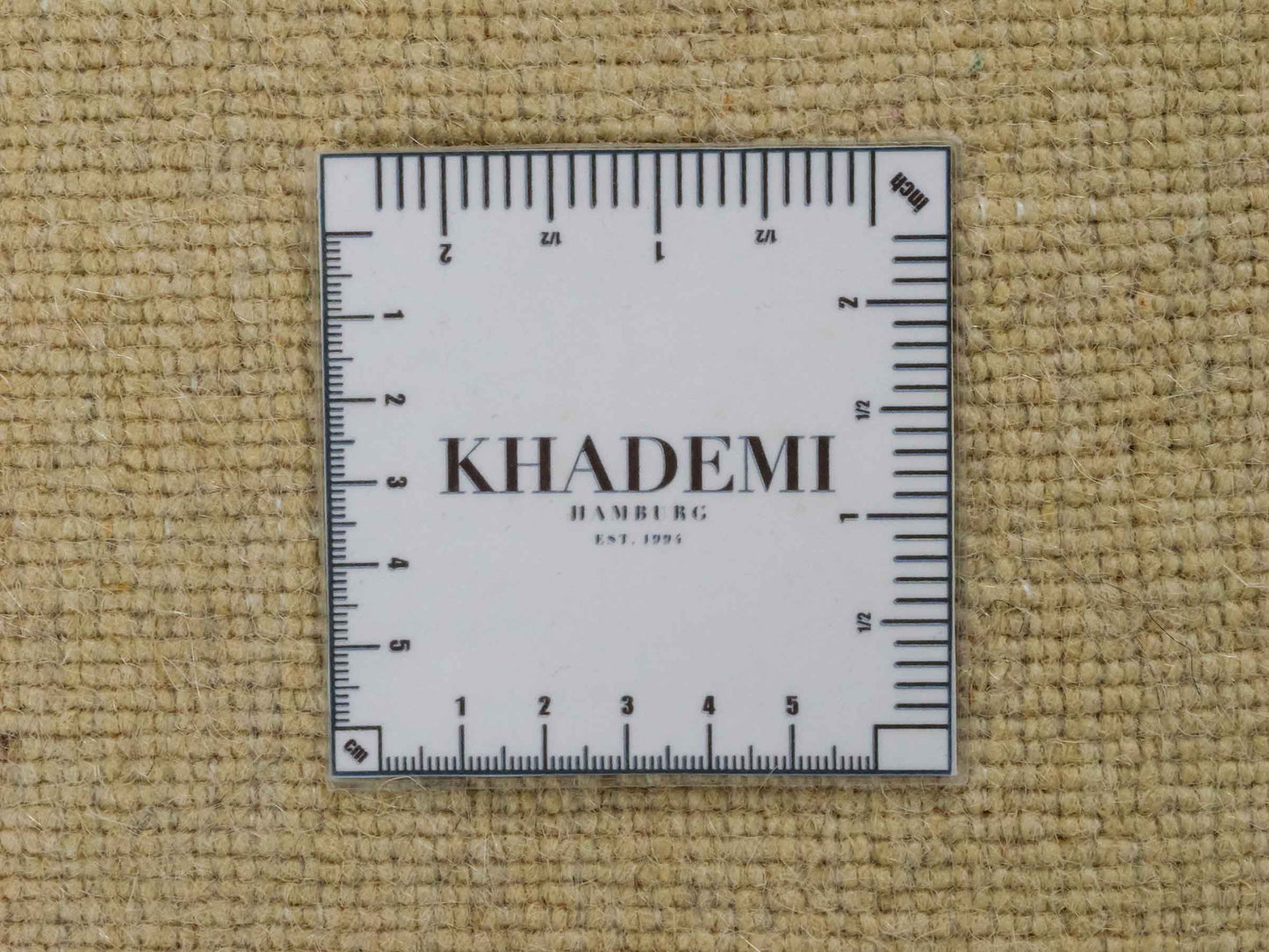 Moderner, Handloom Gabbeh Orientteppich von Khademi aus Wolle, beige. Einfarbiges Uni-Design. Produziert in Indien. Größe: 232x169cm. Teppichnummer: KB4-1616. Verkauf durch Jupiter Intl.