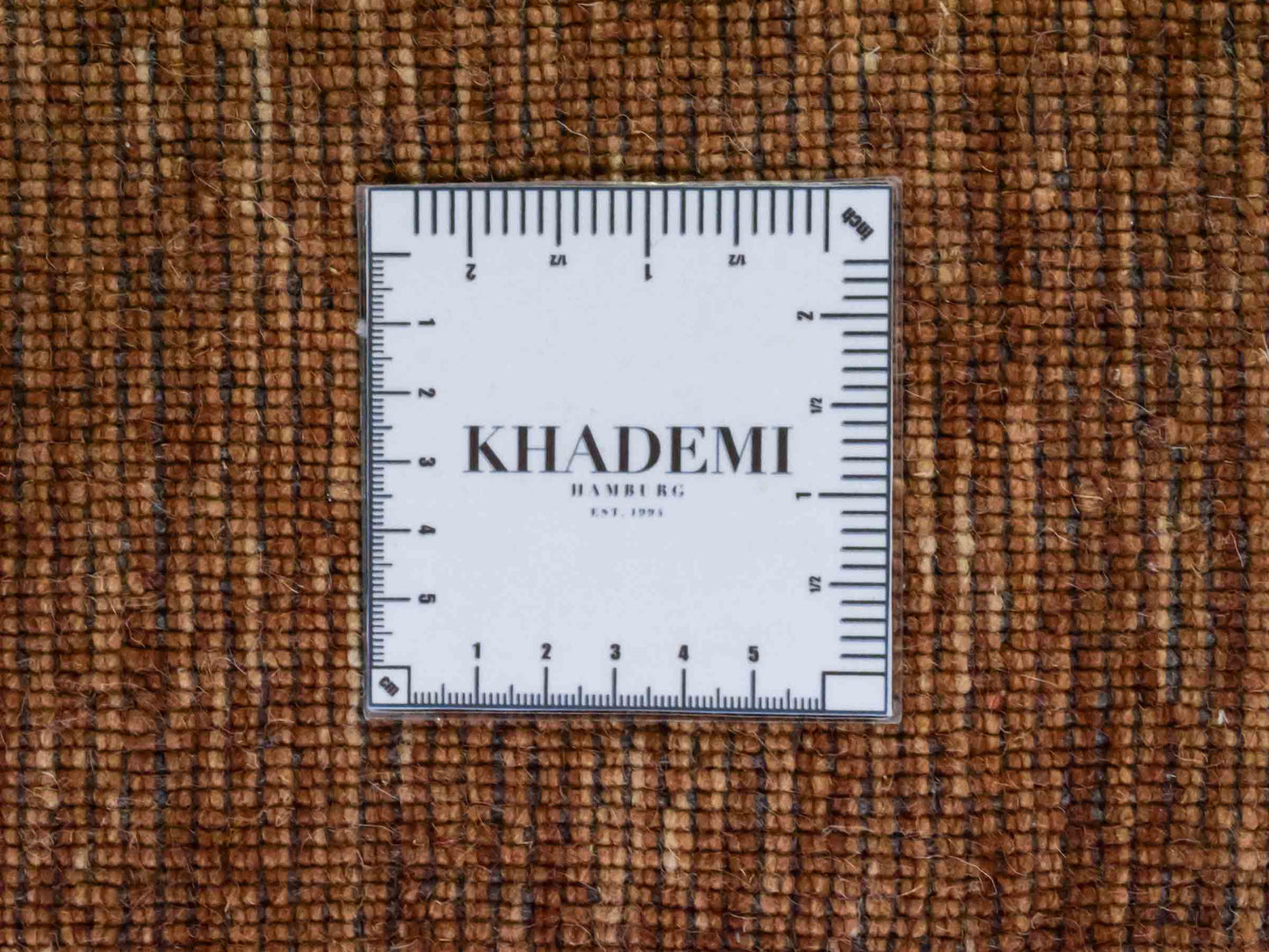 Moderner, Handloom Gabbeh Orientteppich von Khademi aus Wolle, braun. Einfarbiges Uni-Design. Produziert in Indien. Größe: 240x237cm. Teppichnummer: KB4-1599. Verkauf durch Jupiter Intl.