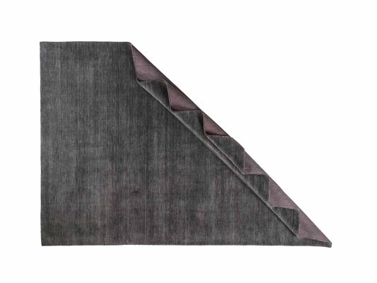 Moderner, Handloom Gabbeh Orientteppich von Khademi aus Wolle, anthrazit. Einfarbiges Uni-Design. Produziert in Indien. Größe: 292x200cm. Teppichnummer: KB4-1613. Verkauf durch Jupiter Intl.