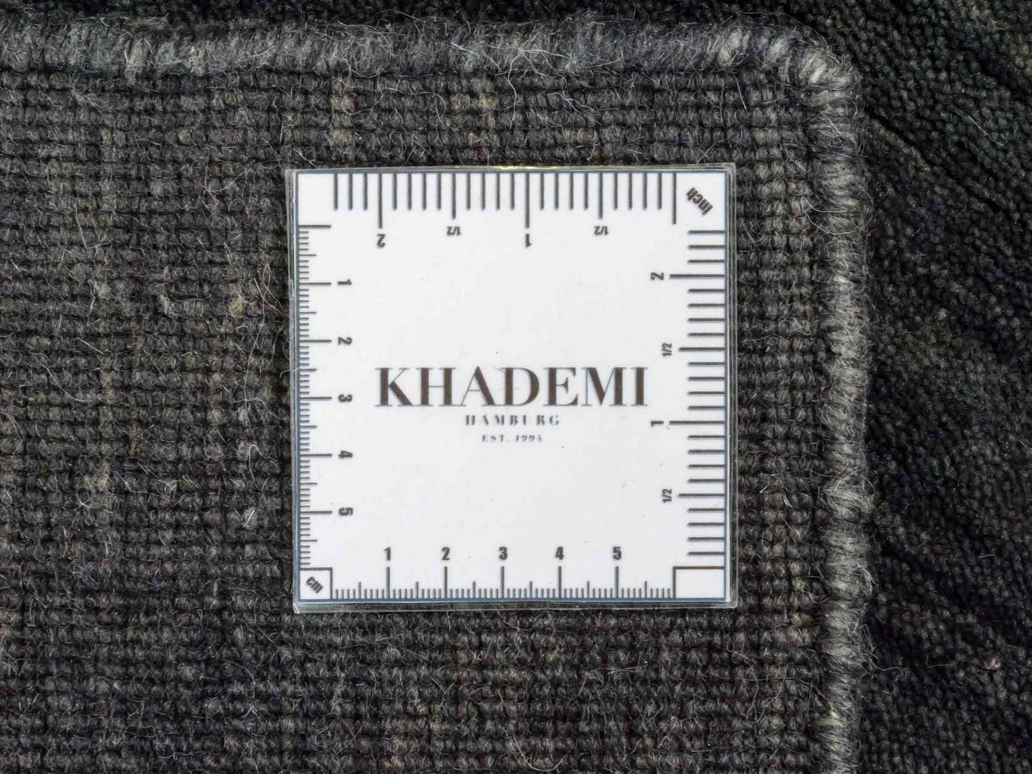 Moderner, Handloom Gabbeh Orientteppich von Khademi aus Wolle, anthrazit-grau. Einfarbiges Uni-Design. Produziert in Indien. Größe: 60x40cm. Teppichnummer: KB4-1617. Verkauf durch Jupiter Intl.