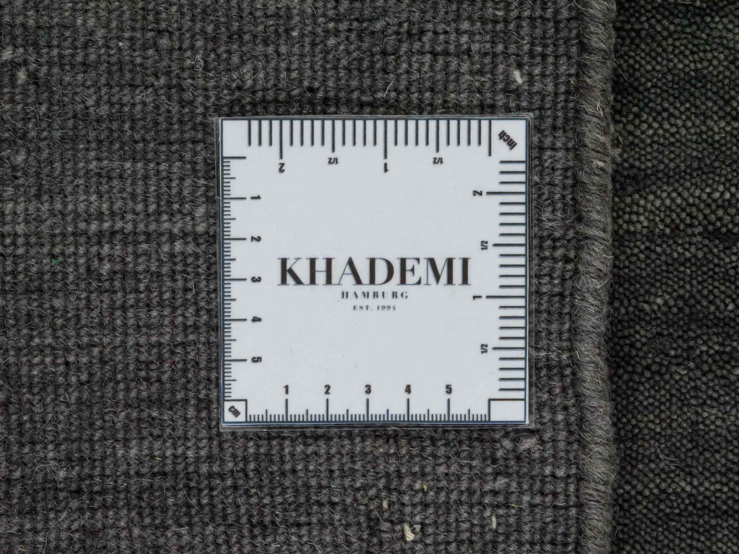 Moderner, Handloom Gabbeh Orientteppich von Khademi aus Wolle, grau. Einfarbiges Uni-Design. Produziert in Indien. Größe: 86x60cm. Teppichnummer: KB4-1609. Verkauf durch Jupiter Intl.