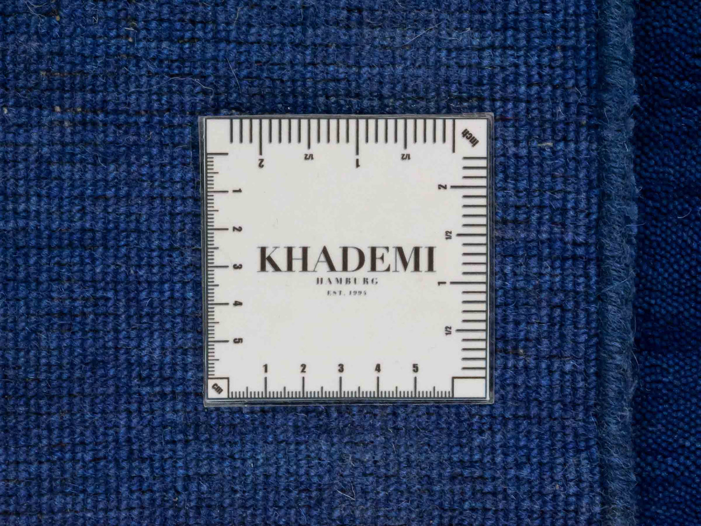 Moderner, Handloom Gabbeh Orientteppich von Khademi aus Wolle, blau. Einfarbiges Uni-Design. Produziert in Indien. Größe: 88x59cm. Teppichnummer: KB4-1594. Verkauf durch Jupiter Intl.