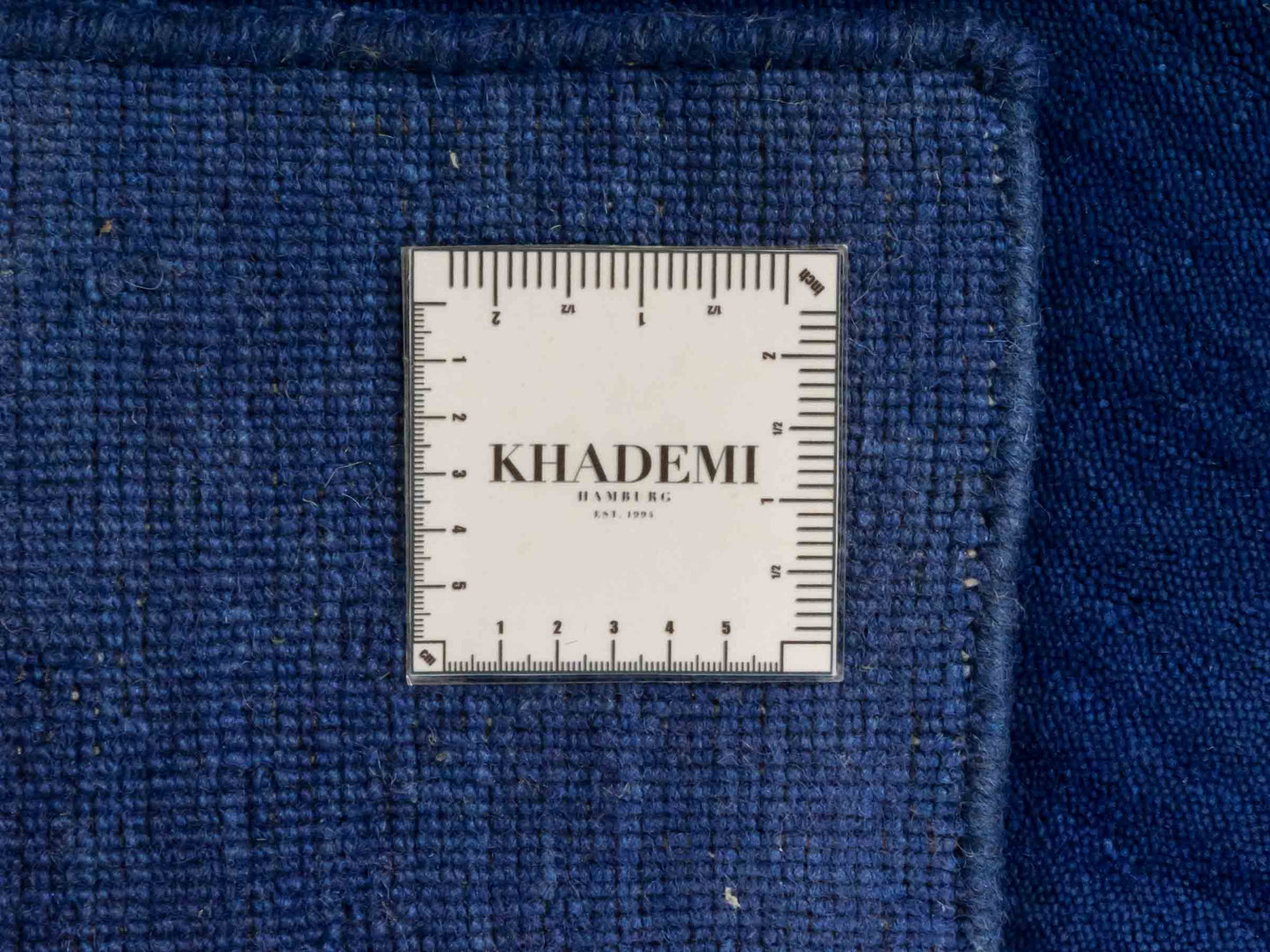 Moderner, Handloom Gabbeh Orientteppich von Khademi aus Wolle, blau. Einfarbiges Uni-Design. Produziert in Indien. Größe: 89x59cm. Teppichnummer: KB4-1593. Verkauf durch Jupiter Intl.