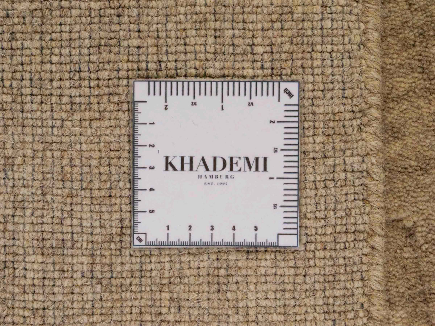 Moderner, Handloom Lori Orientteppich von Khademi aus Wolle, beige. Geometrisches Design. Produziert in Indien. Größe: 149x82cm. Teppichnummer: KB4-1521. Verkauf durch Jupiter Intl.