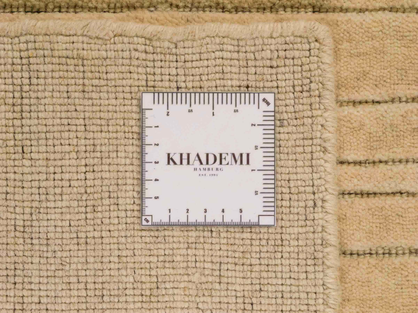 Moderner, Handloom Lori Orientteppich von Khademi aus Wolle, beige. Geometrisches Design. Produziert in Indien. Größe: 150x80cm. Teppichnummer: KB4-1522. Verkauf durch Jupiter Intl.