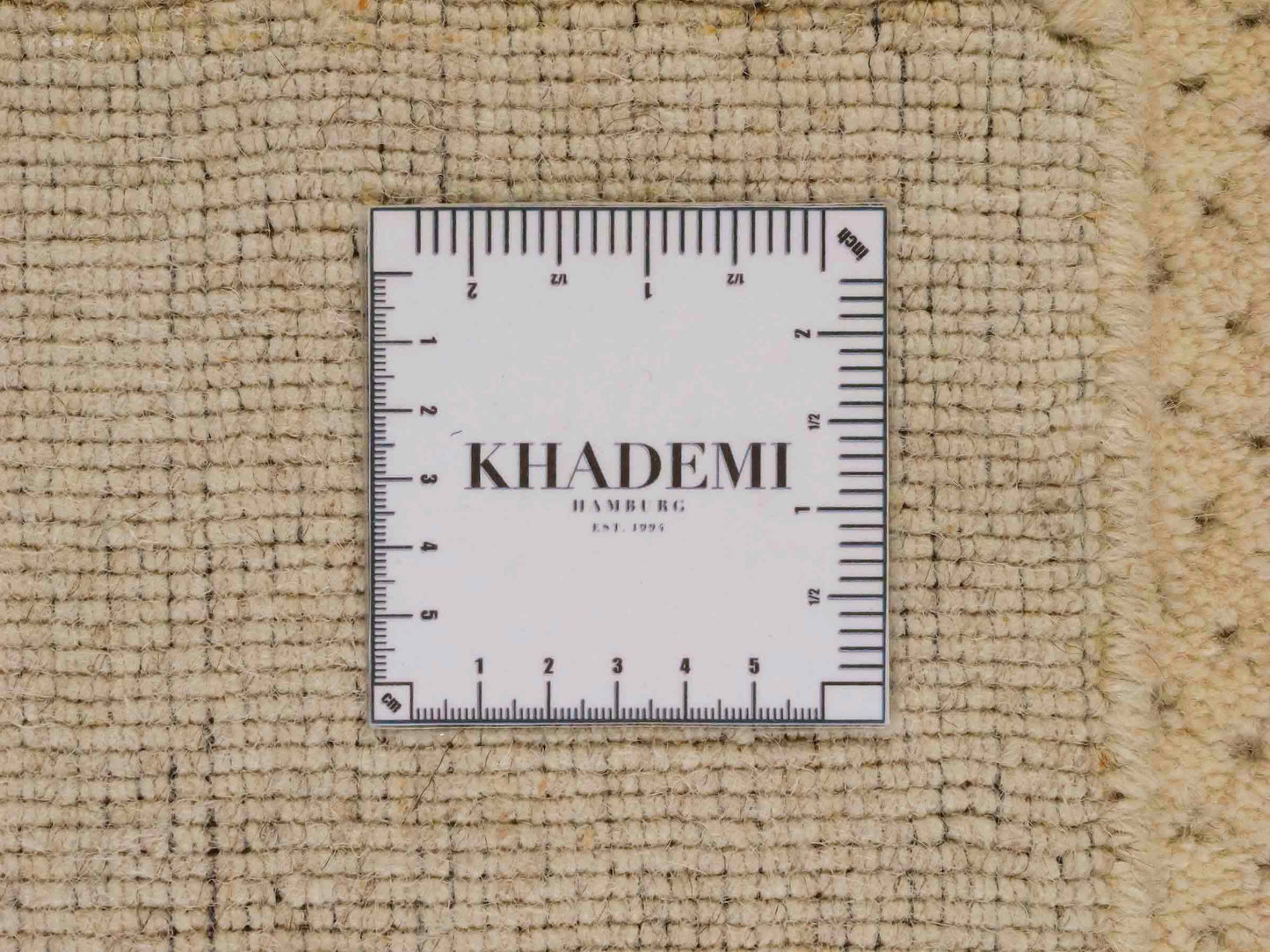 Moderner, Handloom Lori Orientteppich von Khademi aus Wolle, beige. Geometrisches Design. Produziert in Indien. Größe: 151x82cm. Teppichnummer: KB4-1524. Verkauf durch Jupiter Intl.