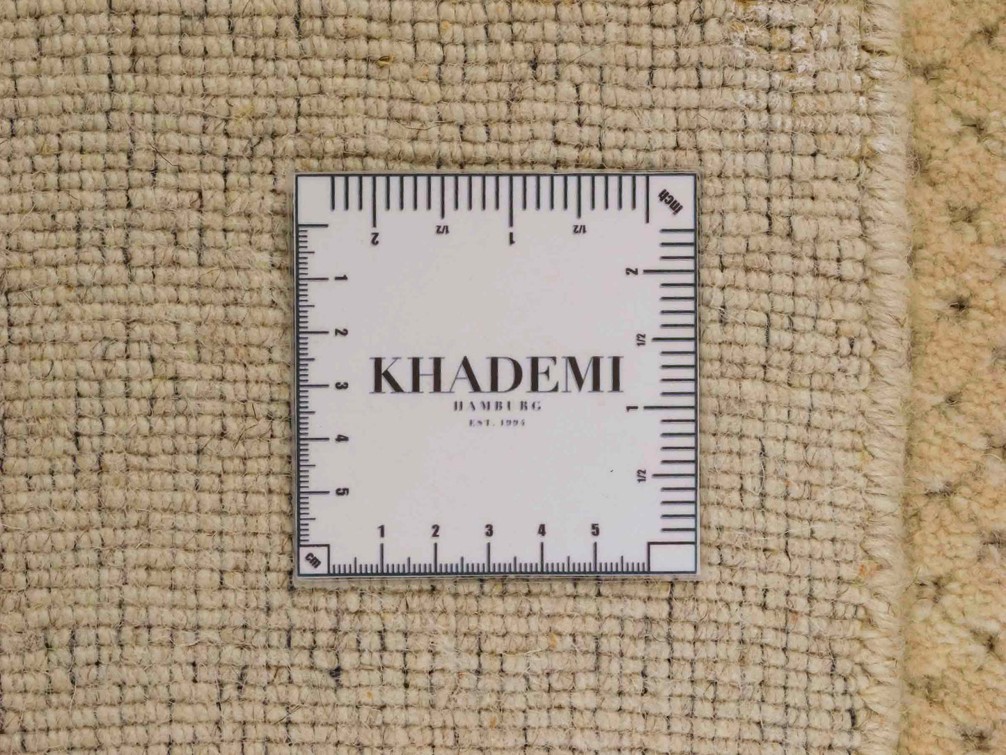 Moderner, Handloom Lori Orientteppich von Khademi aus Wolle, beige. Geometrisches Design. Produziert in Indien. Größe: 151x82cm. Teppichnummer: KB4-1532. Verkauf durch Jupiter Intl.