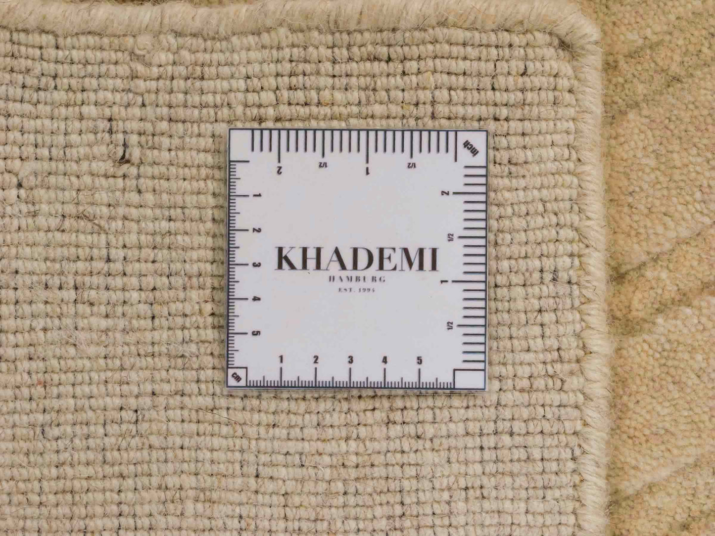 Moderner, Handloom Lori Orientteppich von Khademi aus Wolle, beige. Geometrisches Design. Produziert in Indien. Größe: 151x83cm. Teppichnummer: KB4-1527. Verkauf durch Jupiter Intl.