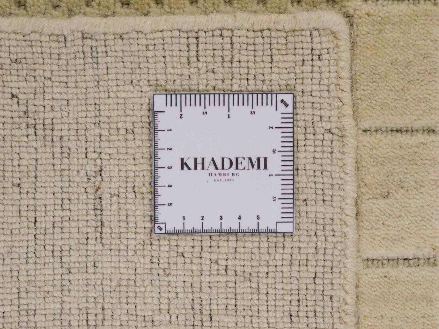 Moderner, Handloom Lori Orientteppich von Khademi aus Wolle, cremeweiß. Geometrisches Design. Produziert in Indien. Größe: 152x83cm. Teppichnummer: KB4-1523. Verkauf durch Jupiter Intl.