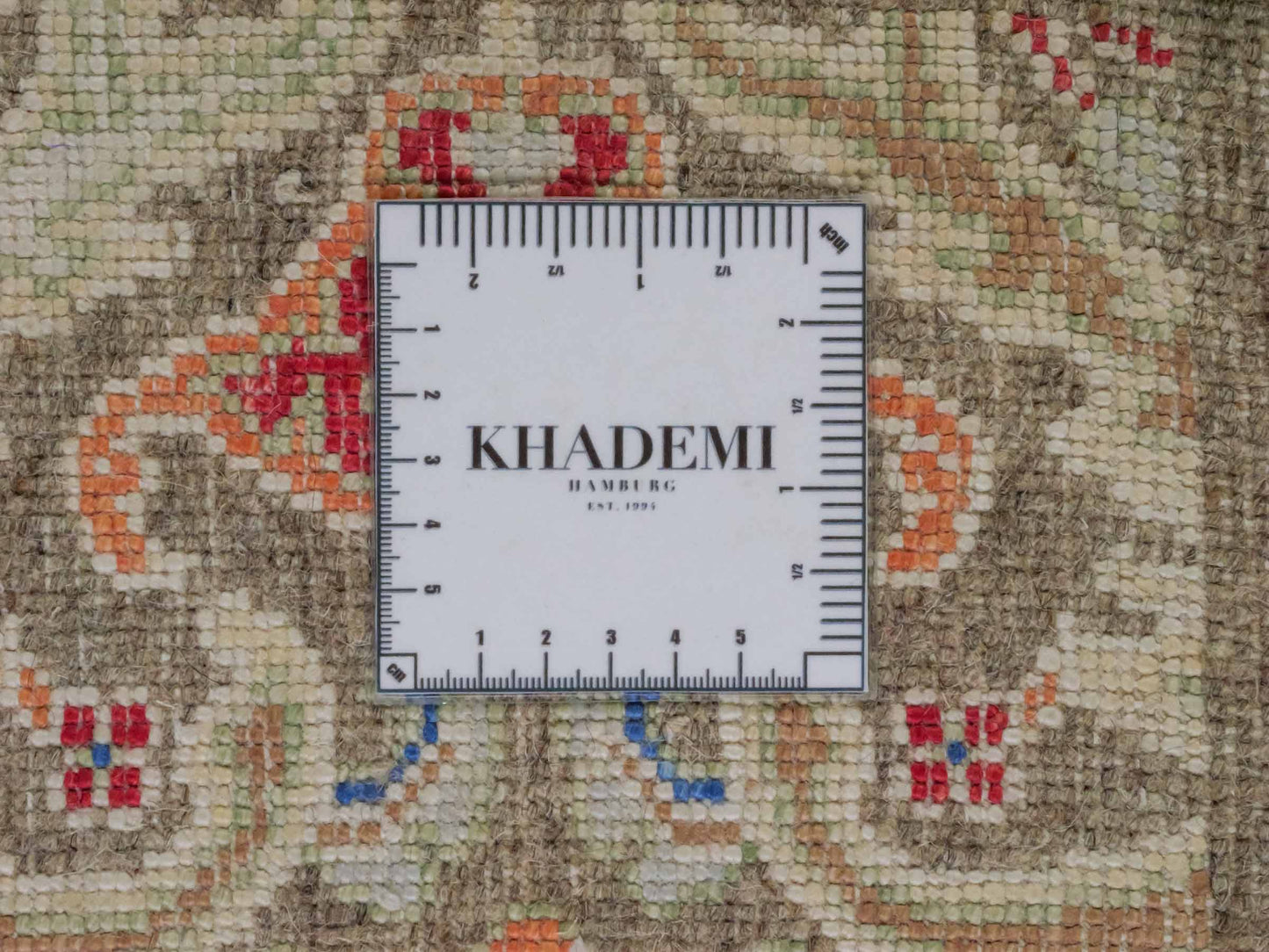 Handgeknüpfter Designer Oushak Orientteppich von Khademi aus Wolle mit Viskose, grün, mehrfarbig. Modernes Vintage-Design. Von Hand geknüpft in Indien. Größe: 177x121cm. Teppichnummer: KB4-1629. Verkauf durch Jupiter Intl.