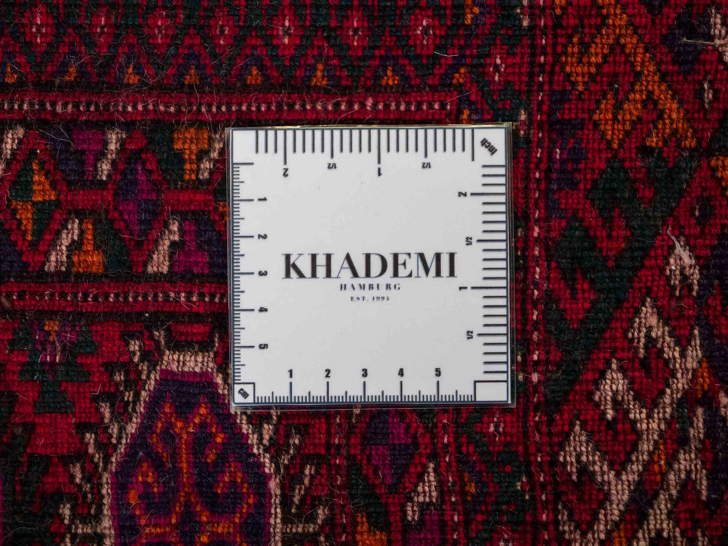 Handgeknüpfter, kaukasischer Orientteppich aus Wolle von Khademi. Größe: 180 x 155 cm. Farbe: Rot. Verkauf durch JUPITER Intl.