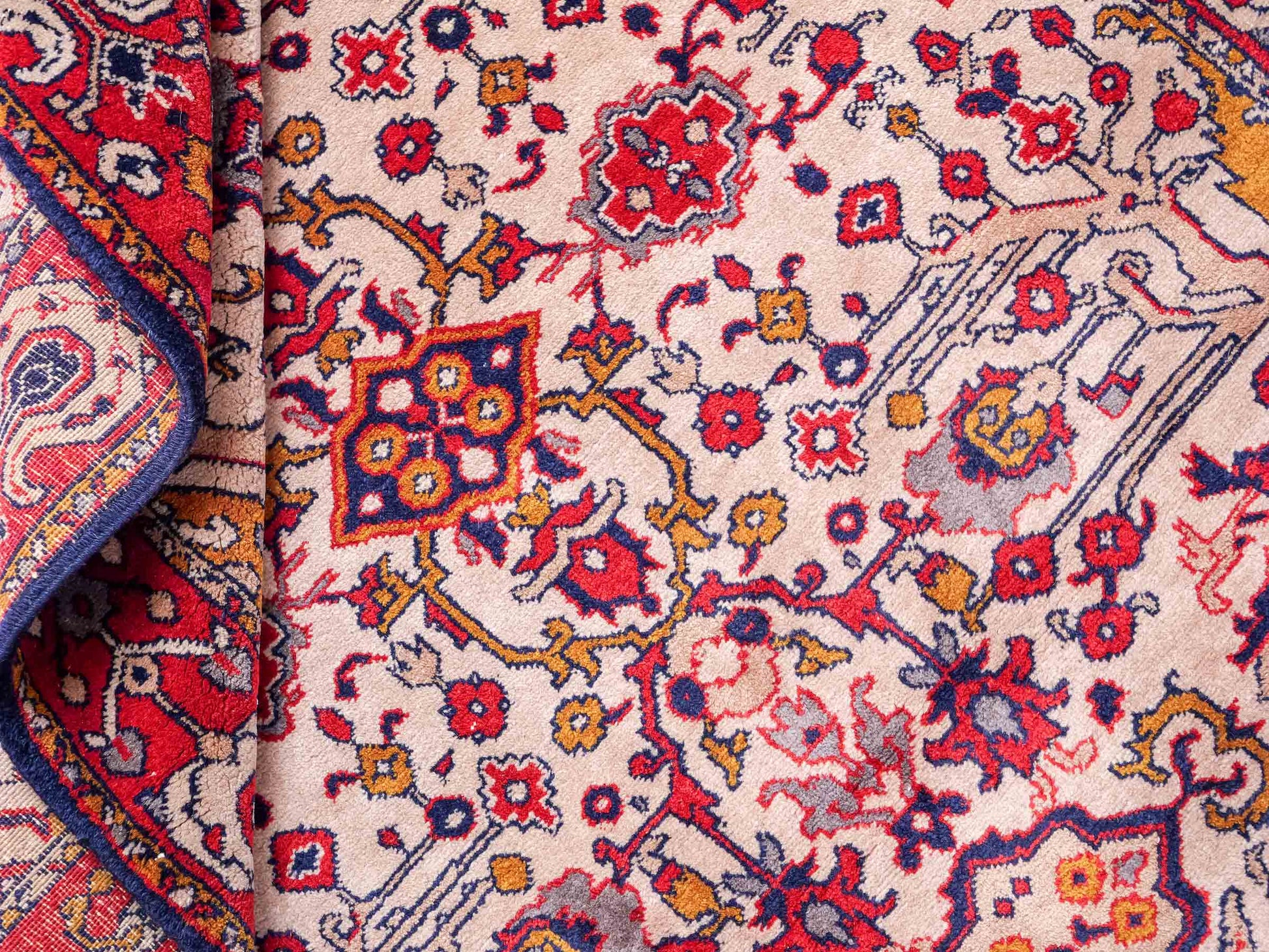 Handgeknüpfter, kaukasischer Orientteppich aus Wolle von Khademi. Größe: 182 x 126 cm. Farbe: Cremeweiß, rot. Verkauf durch JUPITER Intl.
