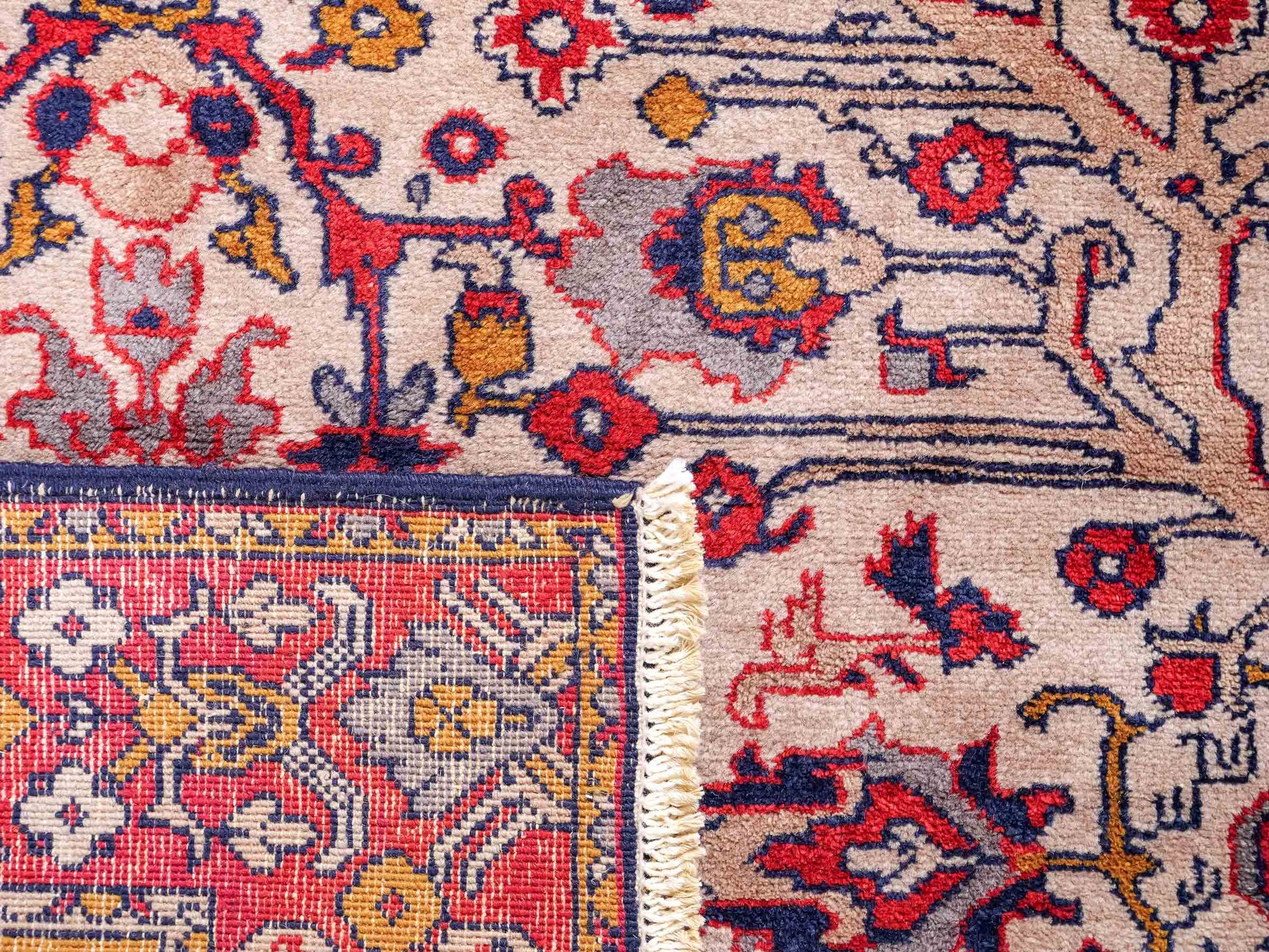 Handgeknüpfter, kaukasischer Orientteppich aus Wolle von Khademi. Größe: 182 x 126 cm. Farbe: Cremeweiß, rot. Verkauf durch JUPITER Intl.