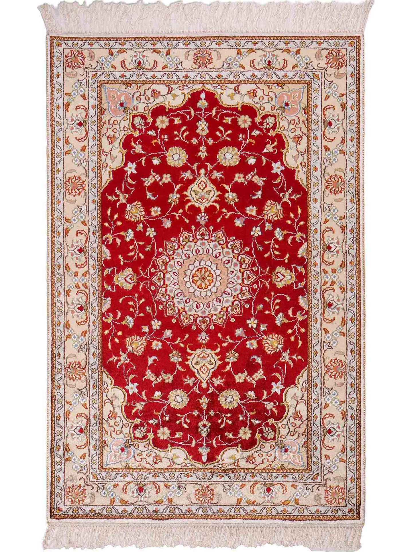 Feiner, handgeknüpfter, chinesischer Orientteppich mit Ghom Design aus Kunstseide, rot, creme, weiß. 120x77 cm. Verkauf durch Jupiter Intl.
