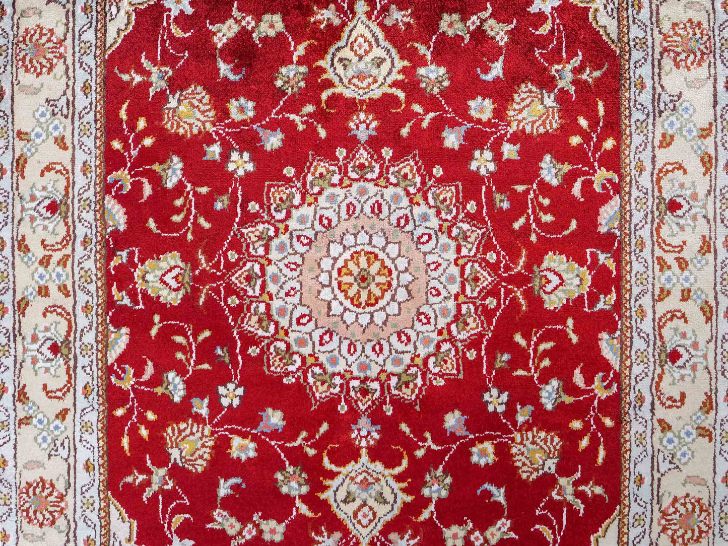 Feiner, handgeknüpfter, chinesischer Orientteppich mit Ghom Design aus Kunstseide, rot, creme, weiß. 120x77 cm. Verkauf durch Jupiter Intl.