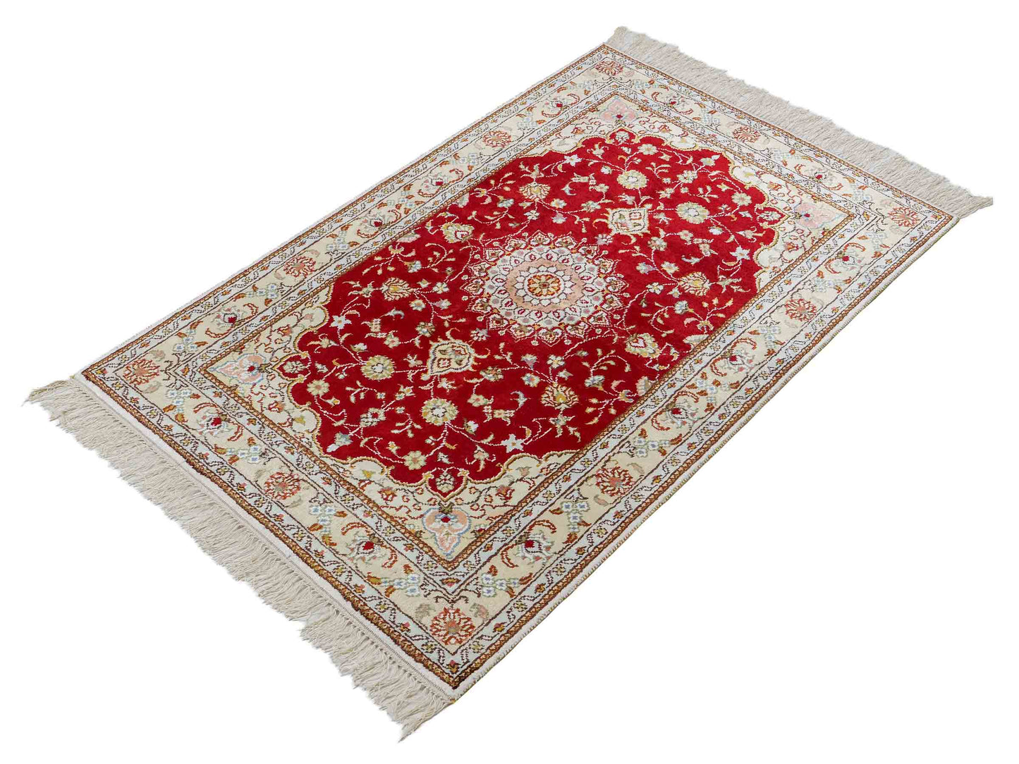 Feiner, handgeknüpfter, chinesischer Orientteppich mit Ghom Design aus Kunstseide, rot, creme, weiß. 120x77 cm. Verkauf durch Jupiter Intl.