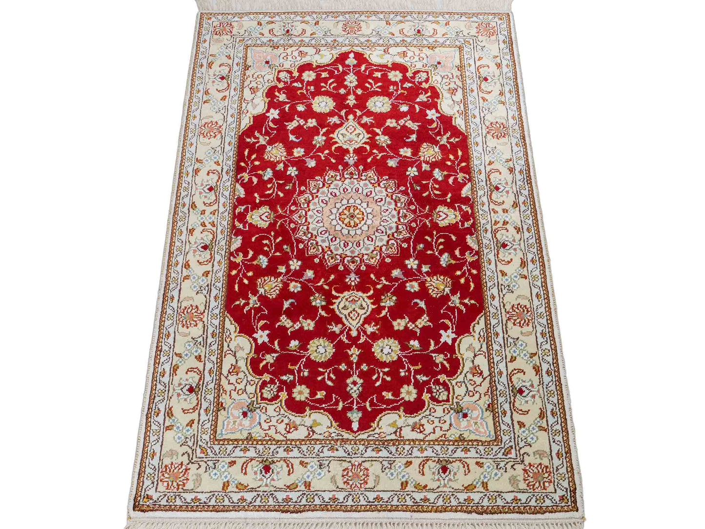 Feiner, handgeknüpfter, chinesischer Orientteppich mit Ghom Design aus Kunstseide, rot, creme, weiß. 120x77 cm. Verkauf durch Jupiter Intl.
