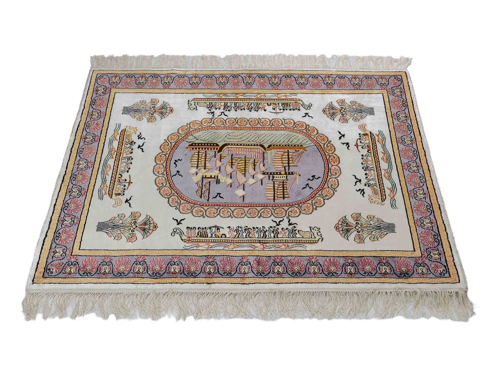 Feiner, handgeknüpfter, chinesischer Orientteppich mit Ghom Design aus Kunstseide, weiß, blau, gold. 121x95 cm. Verkauf durch Jupiter Intl.
