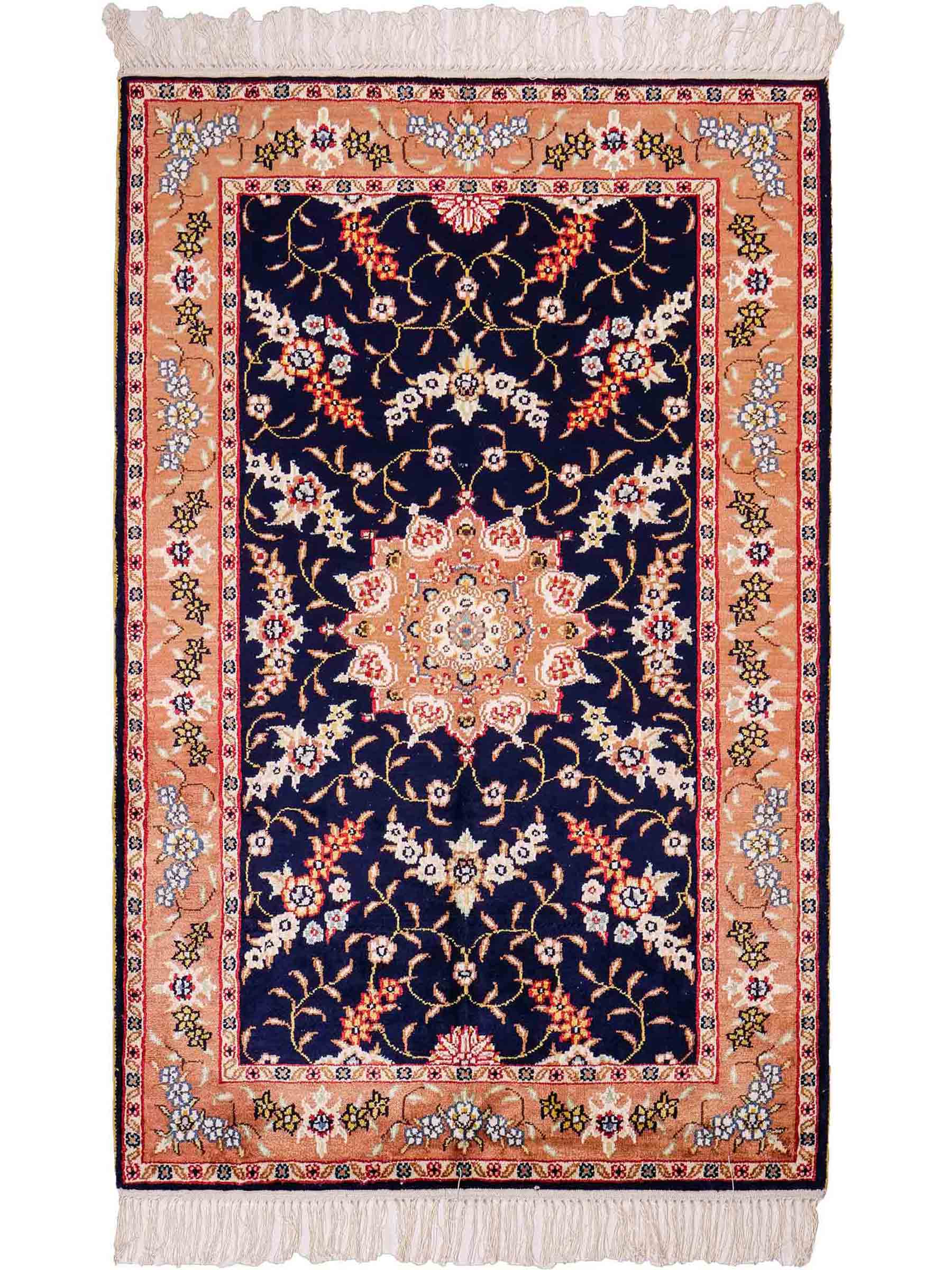 Feiner, handgeknüpfter, chinesischer Orientteppich mit Ghom Design aus Kunstseide, blau, lachs. 122x78 cm. Verkauf durch Jupiter Intl.