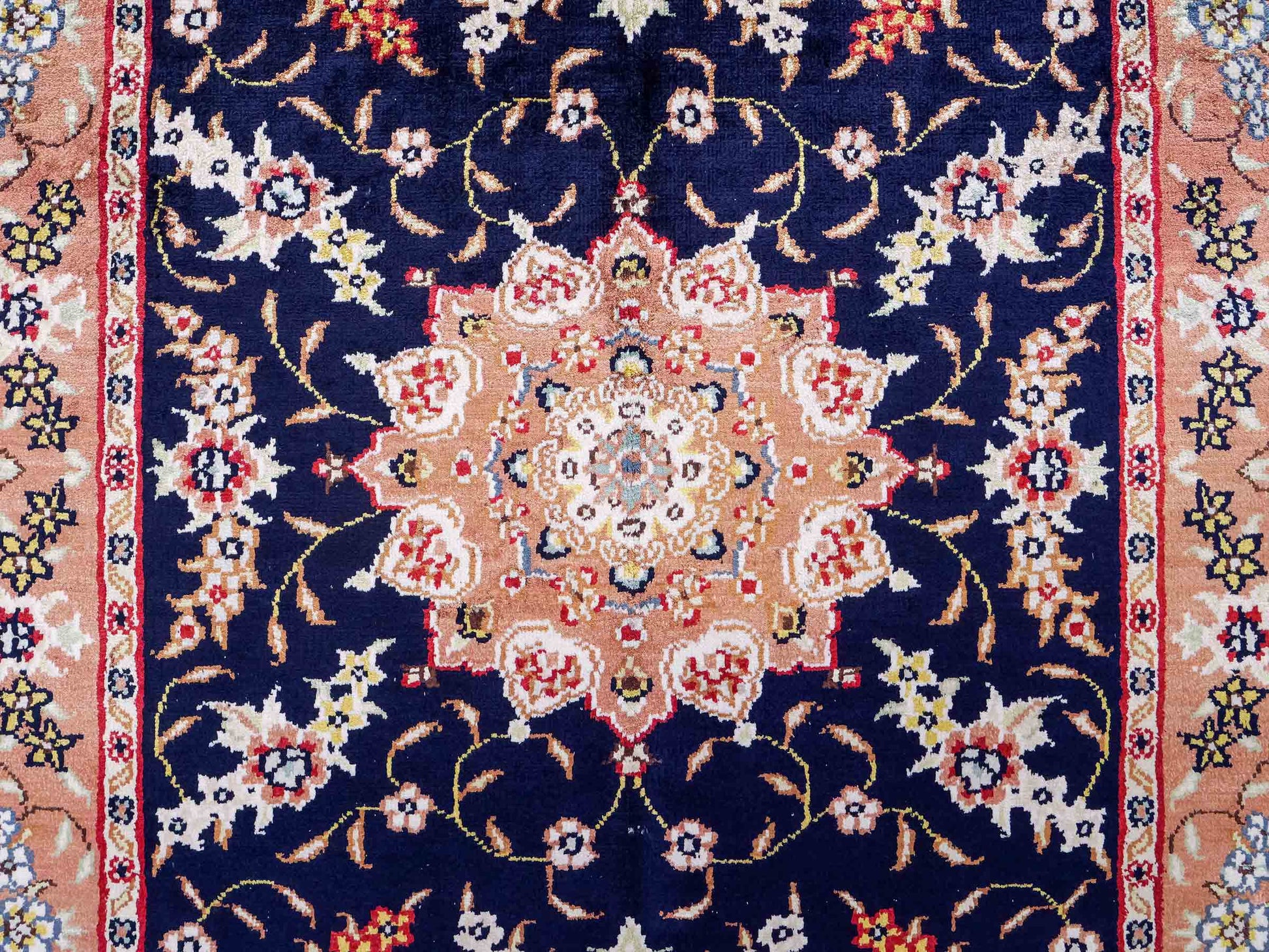 Feiner, handgeknüpfter, chinesischer Orientteppich mit Ghom Design aus Kunstseide, blau, lachs. 122x78 cm. Verkauf durch Jupiter Intl.