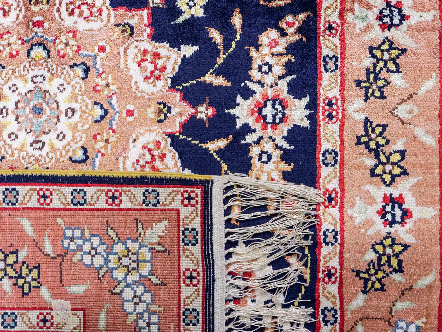 Feiner, handgeknüpfter, chinesischer Orientteppich mit Ghom Design aus Kunstseide, blau, lachs. 122x78 cm. Verkauf durch Jupiter Intl.