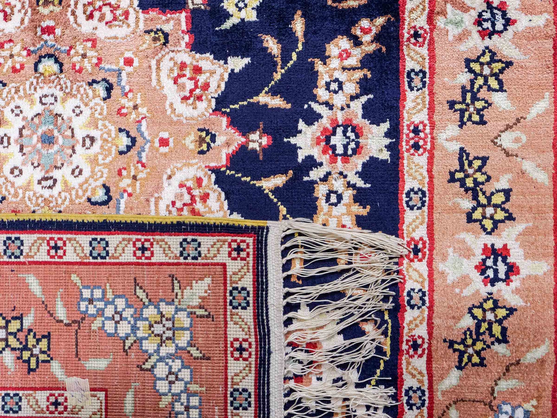 Feiner, handgeknüpfter, chinesischer Orientteppich mit Ghom Design aus Kunstseide, blau, lachs. 122x78 cm. Verkauf durch Jupiter Intl.
