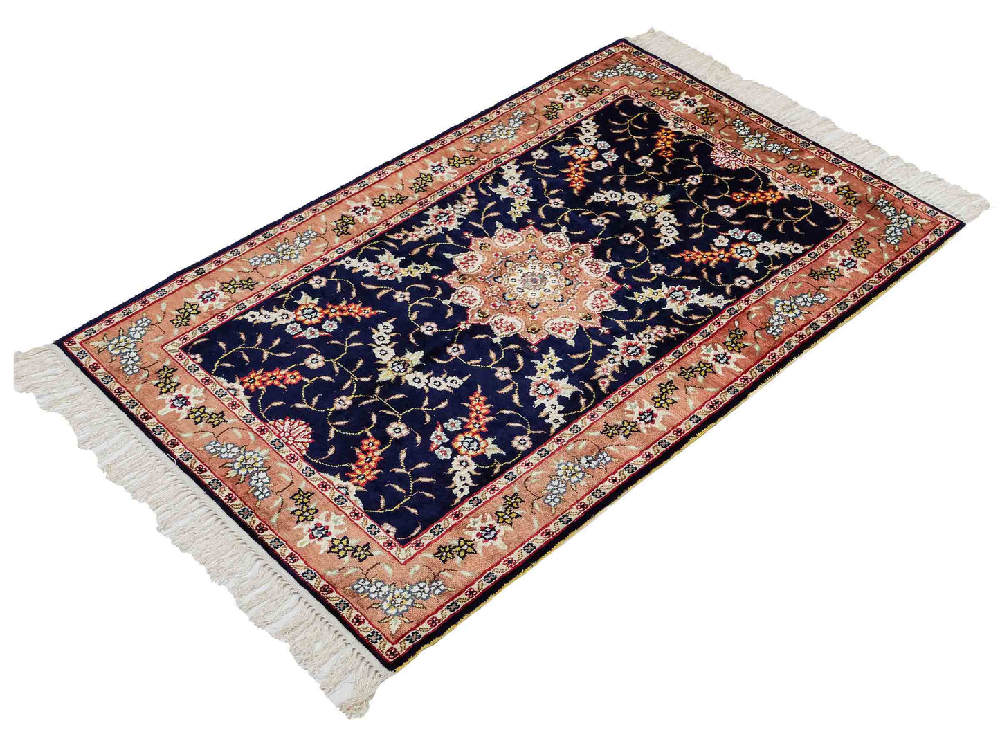 Feiner, handgeknüpfter, chinesischer Orientteppich mit Ghom Design aus Kunstseide, blau, lachs. 122x78 cm. Verkauf durch Jupiter Intl.