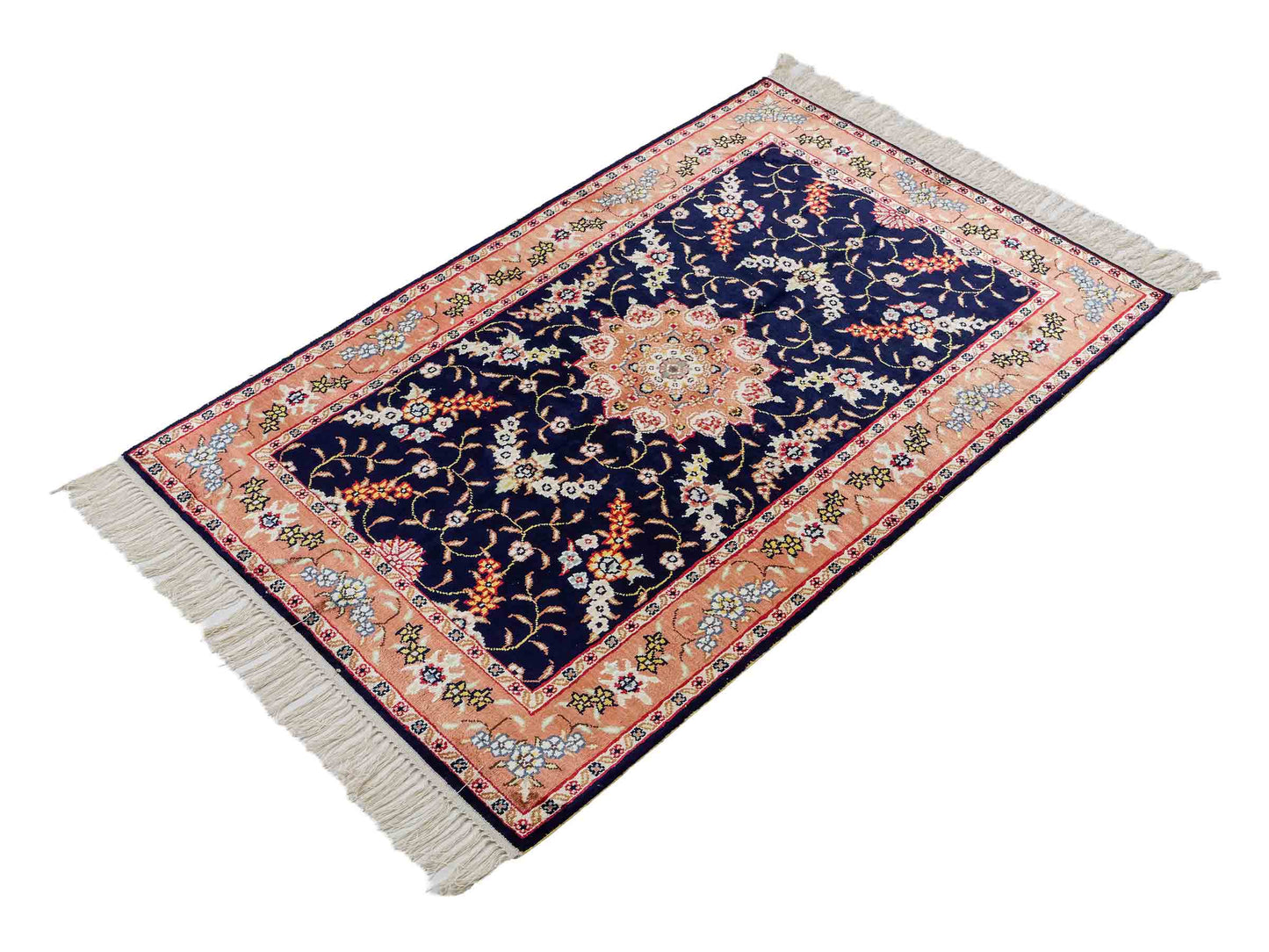 Feiner, handgeknüpfter, chinesischer Orientteppich mit Ghom Design aus Kunstseide, blau, lachs. 122x78 cm. Verkauf durch Jupiter Intl.