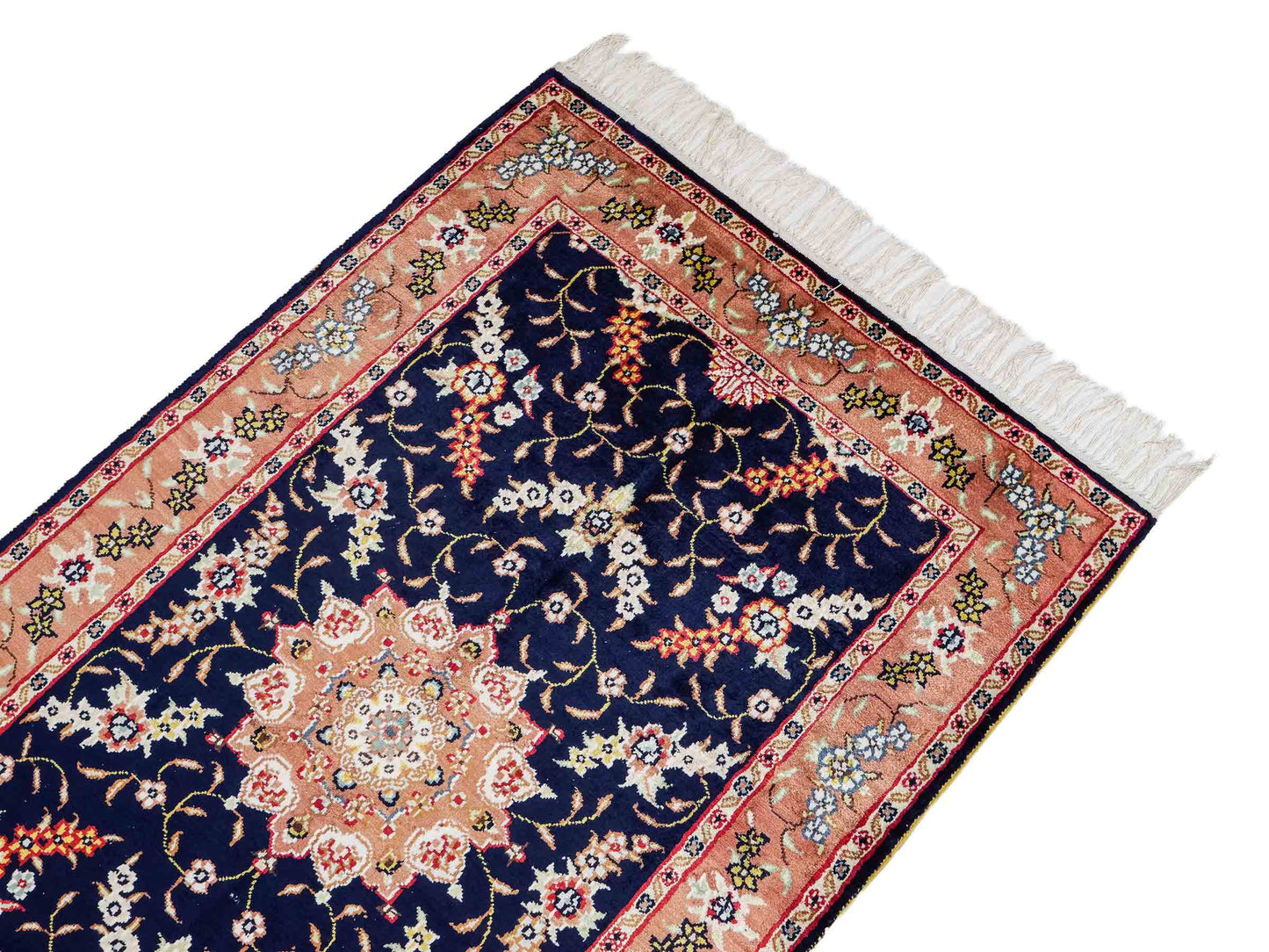 Feiner, handgeknüpfter, chinesischer Orientteppich mit Ghom Design aus Kunstseide, blau, lachs. 122x78 cm. Verkauf durch Jupiter Intl.