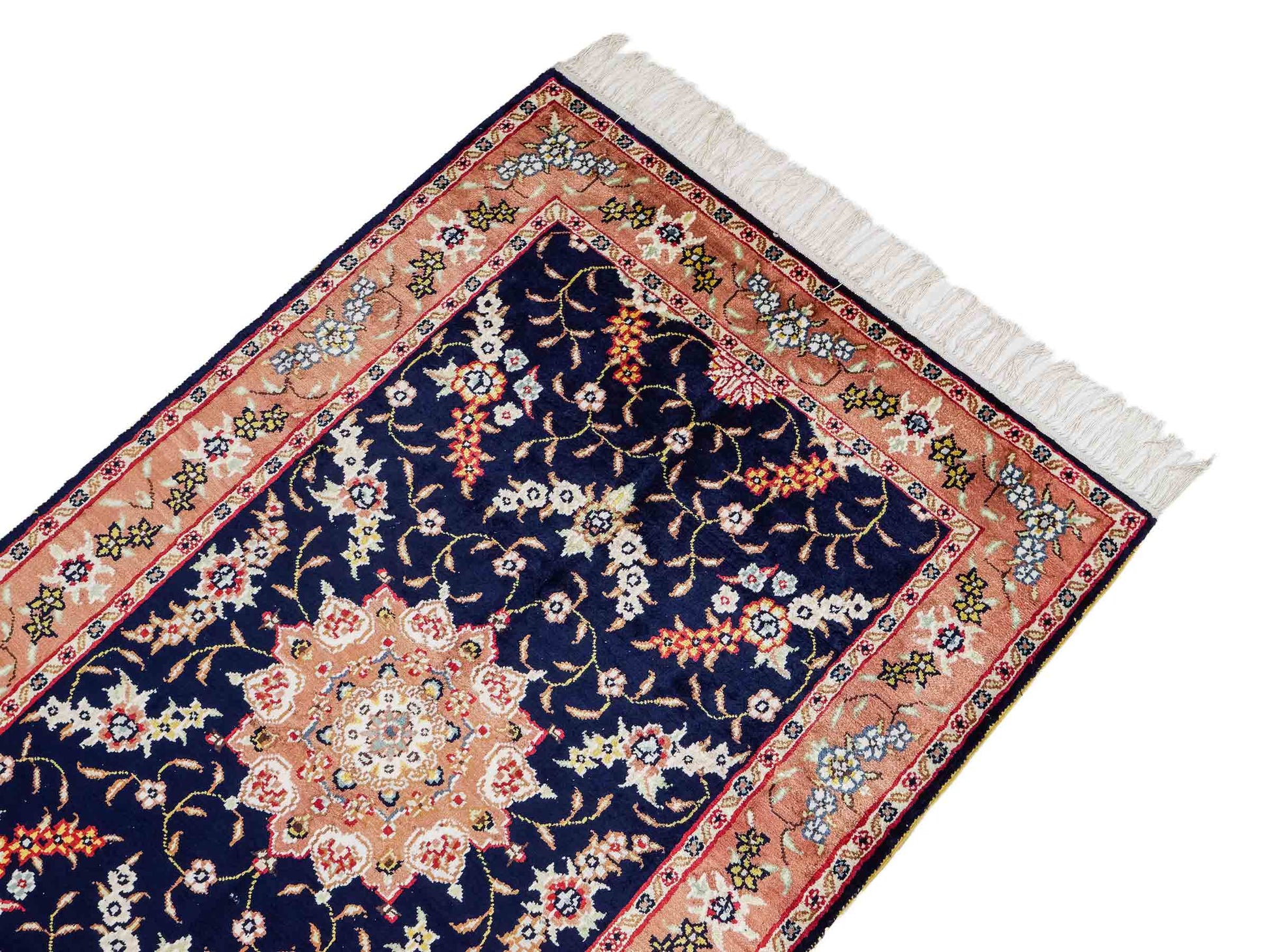 Feiner, handgeknüpfter, chinesischer Orientteppich mit Ghom Design aus Kunstseide, blau, lachs. 122x78 cm. Verkauf durch Jupiter Intl.