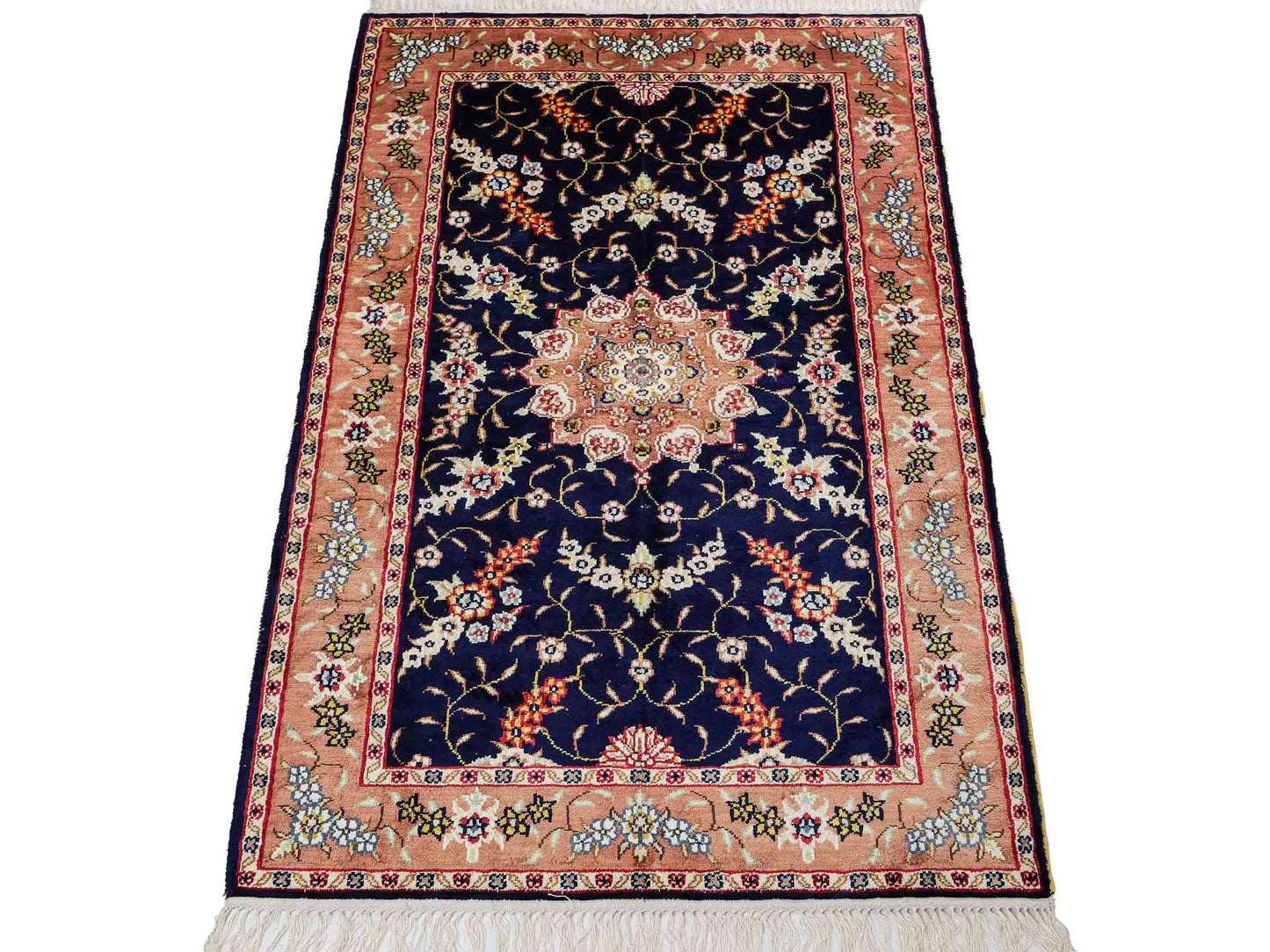 Feiner, handgeknüpfter, chinesischer Orientteppich mit Ghom Design aus Kunstseide, blau, lachs. 122x78 cm. Verkauf durch Jupiter Intl.