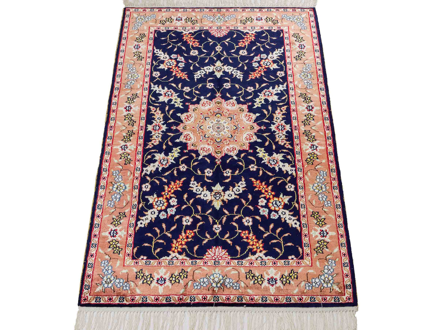 Feiner, handgeknüpfter, chinesischer Orientteppich mit Ghom Design aus Kunstseide, blau, lachs. 122x78 cm. Verkauf durch Jupiter Intl.