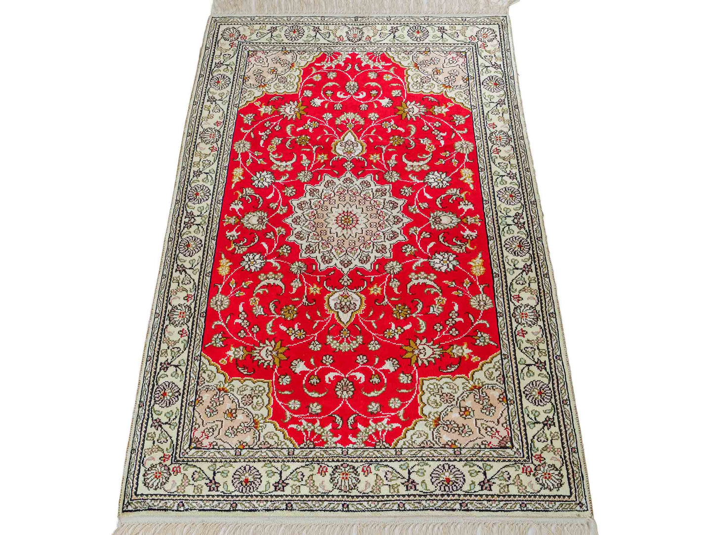 Feiner, handgeknüpfter, chinesischer Ghom Orientteppich aus Kunstseide, rot, creme. 122x78 cm. Verkauf durch Jupiter Intl.