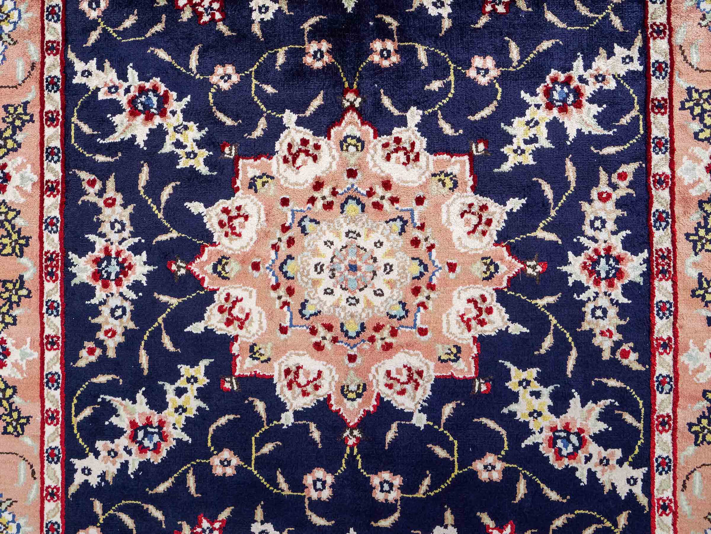 Feiner, handgeknüpfter, chinesischer Orientteppich mit Ghom Design aus Kunstseide, blau, lachs. 123x77 cm. Verkauf durch Jupiter Intl.