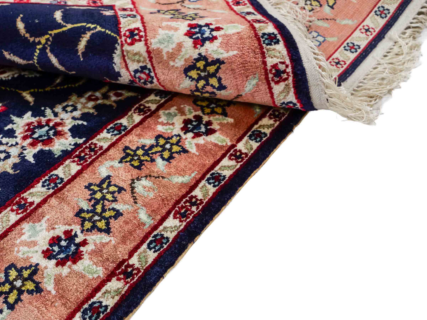 Feiner, handgeknüpfter, chinesischer Orientteppich mit Ghom Design aus Kunstseide, blau, lachs. 123x77 cm. Verkauf durch Jupiter Intl.