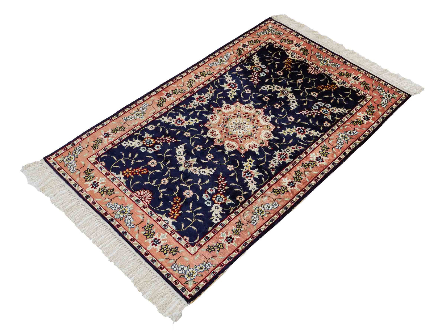 Feiner, handgeknüpfter, chinesischer Orientteppich mit Ghom Design aus Kunstseide, blau, lachs. 123x77 cm. Verkauf durch Jupiter Intl.