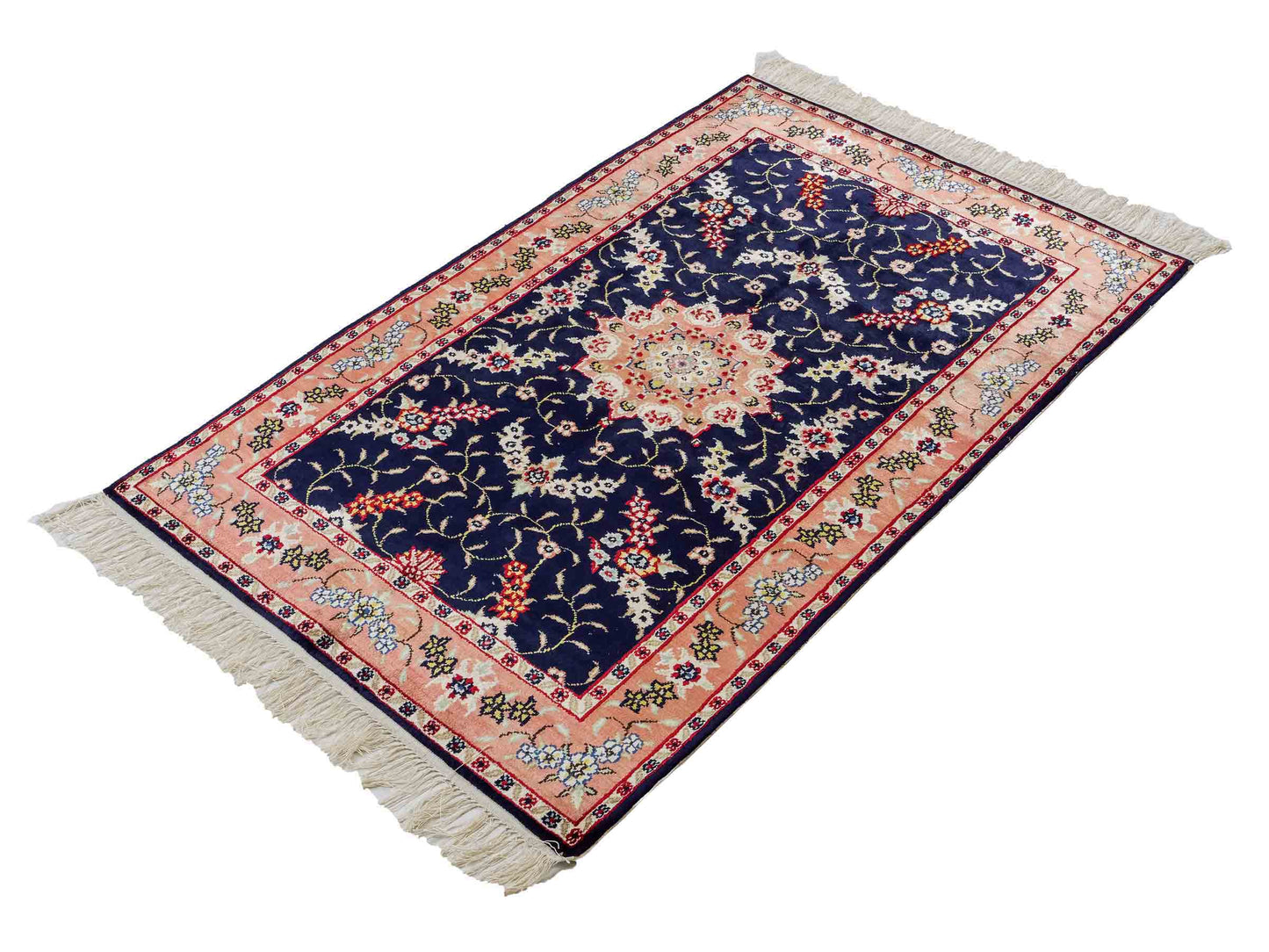 Feiner, handgeknüpfter, chinesischer Orientteppich mit Ghom Design aus Kunstseide, blau, lachs. 123x77 cm. Verkauf durch Jupiter Intl.