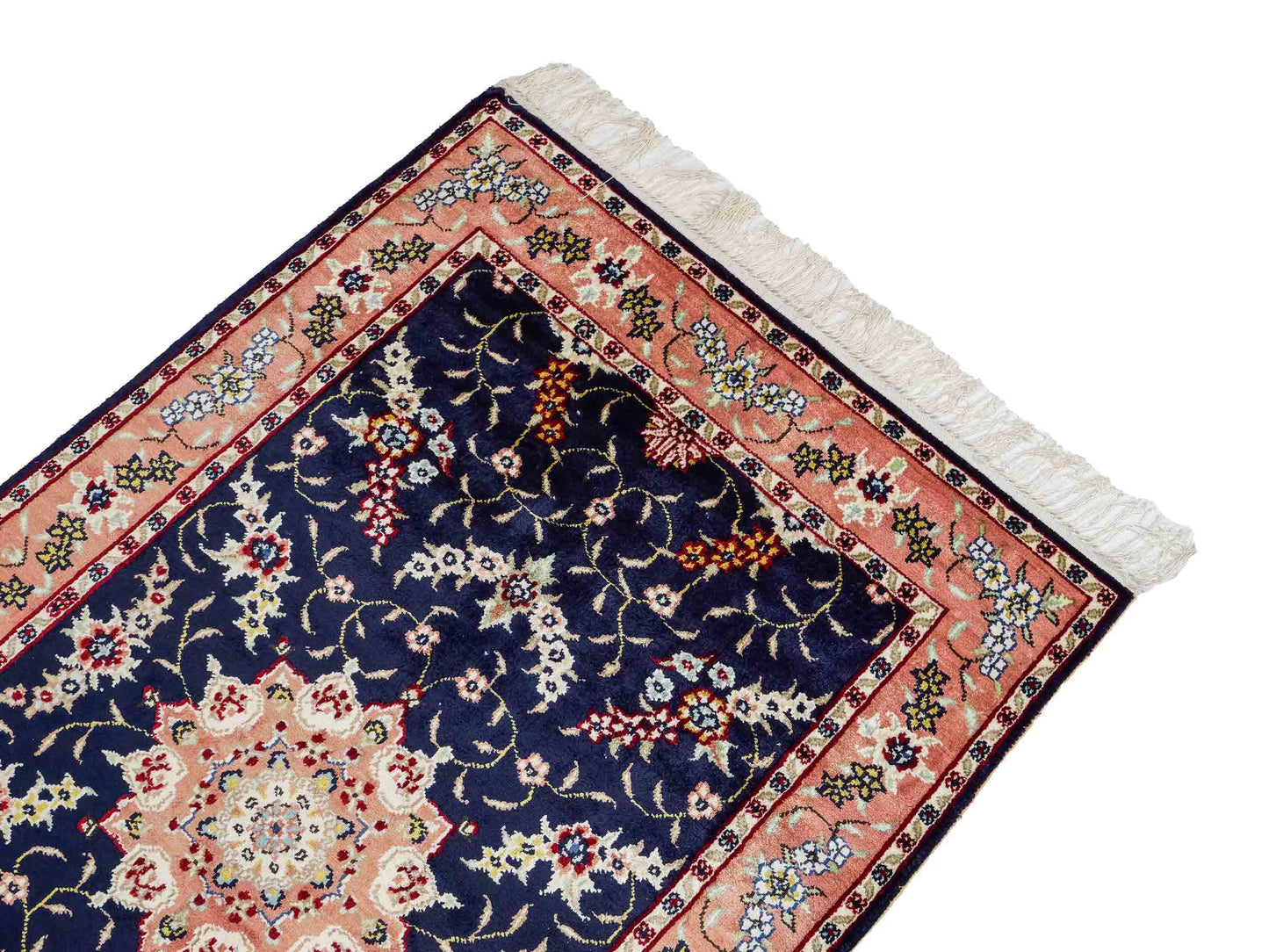 Feiner, handgeknüpfter, chinesischer Orientteppich mit Ghom Design aus Kunstseide, blau, lachs. 123x77 cm. Verkauf durch Jupiter Intl.
