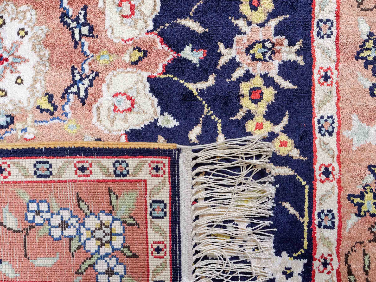 Feiner, handgeknüpfter, chinesischer Orientteppich mit Ghom Design aus Kunstseide, blau, lachs. 123x78 cm. Verkauf durch Jupiter Intl.