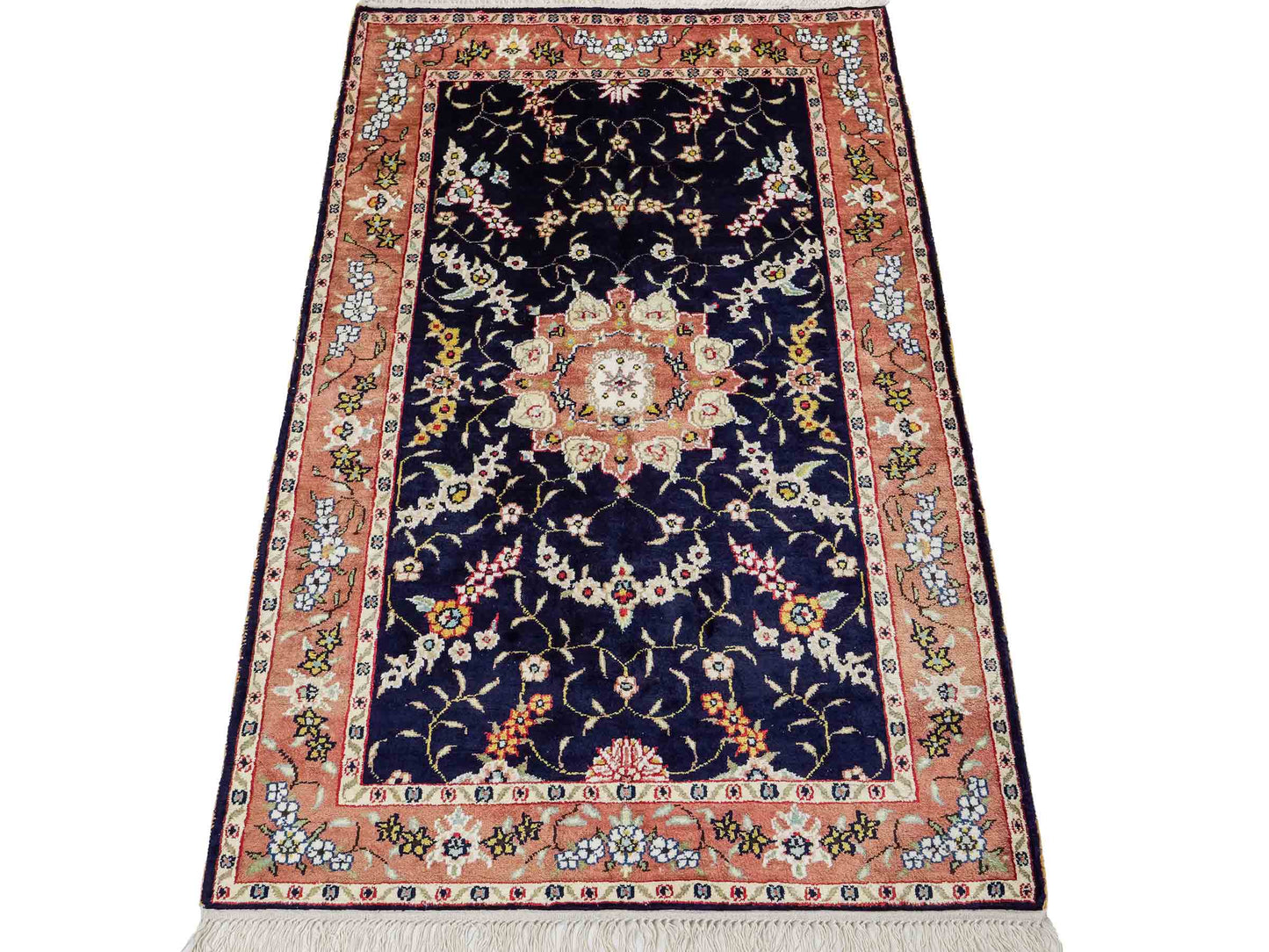 Feiner, handgeknüpfter, chinesischer Orientteppich mit Ghom Design aus Kunstseide, blau, lachs. 123x78 cm. Verkauf durch Jupiter Intl.