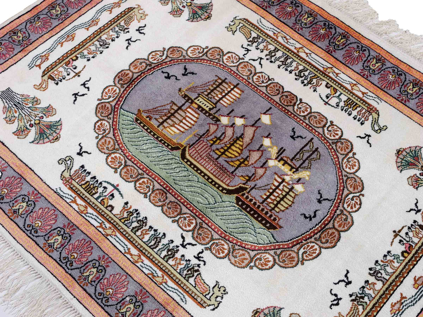 Feiner, handgeknüpfter, chinesischer Orientteppich mit Ghom Design aus Kunstseide, weiß, blau, lachs. 123x91 cm. Verkauf durch Jupiter Intl.