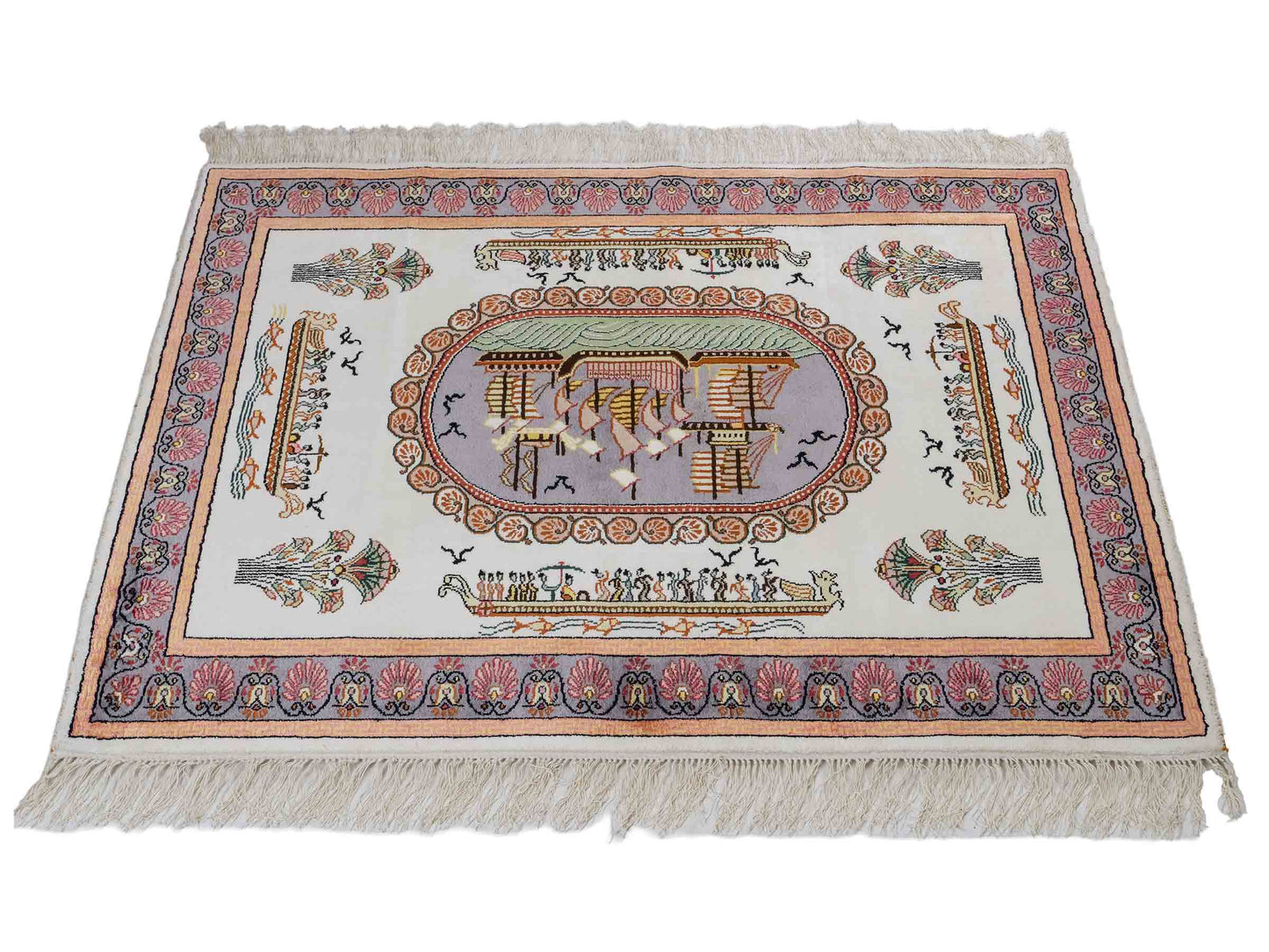Feiner, handgeknüpfter, chinesischer Orientteppich mit Ghom Design aus Kunstseide, weiß, blau, lachs. 123x91 cm. Verkauf durch Jupiter Intl.